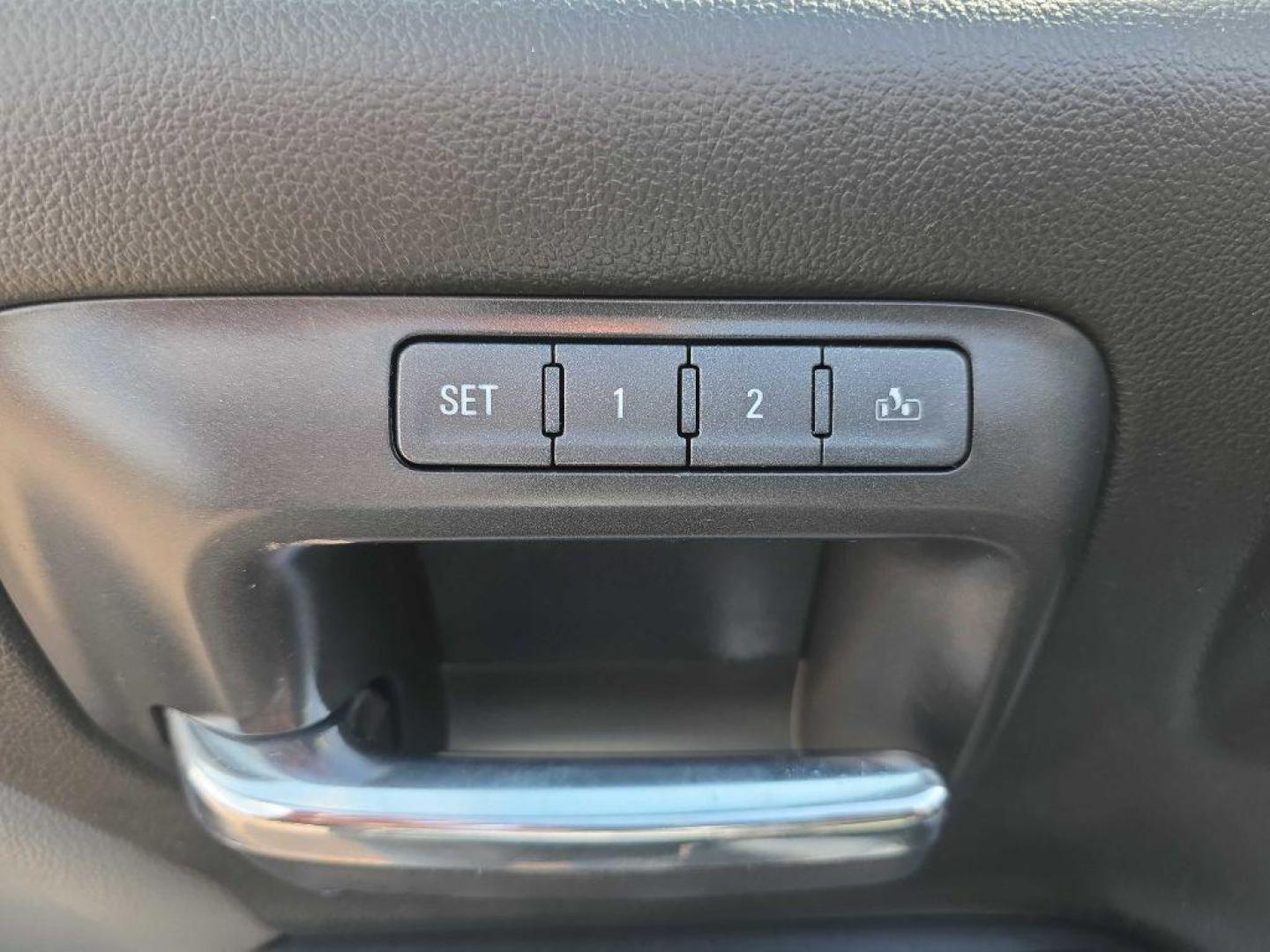 2018 WHITE CHEVROLET SILVERADO 2500 HEAVY DUTY LTZ (1GC1KWEG6JF) with an 6.0L engine, Automatic transmission, located at 495 Old Highway 20 West, South Sioux City, NE, 68776, (402) 494-2677, 42.458408, -96.443512 - Photo#8