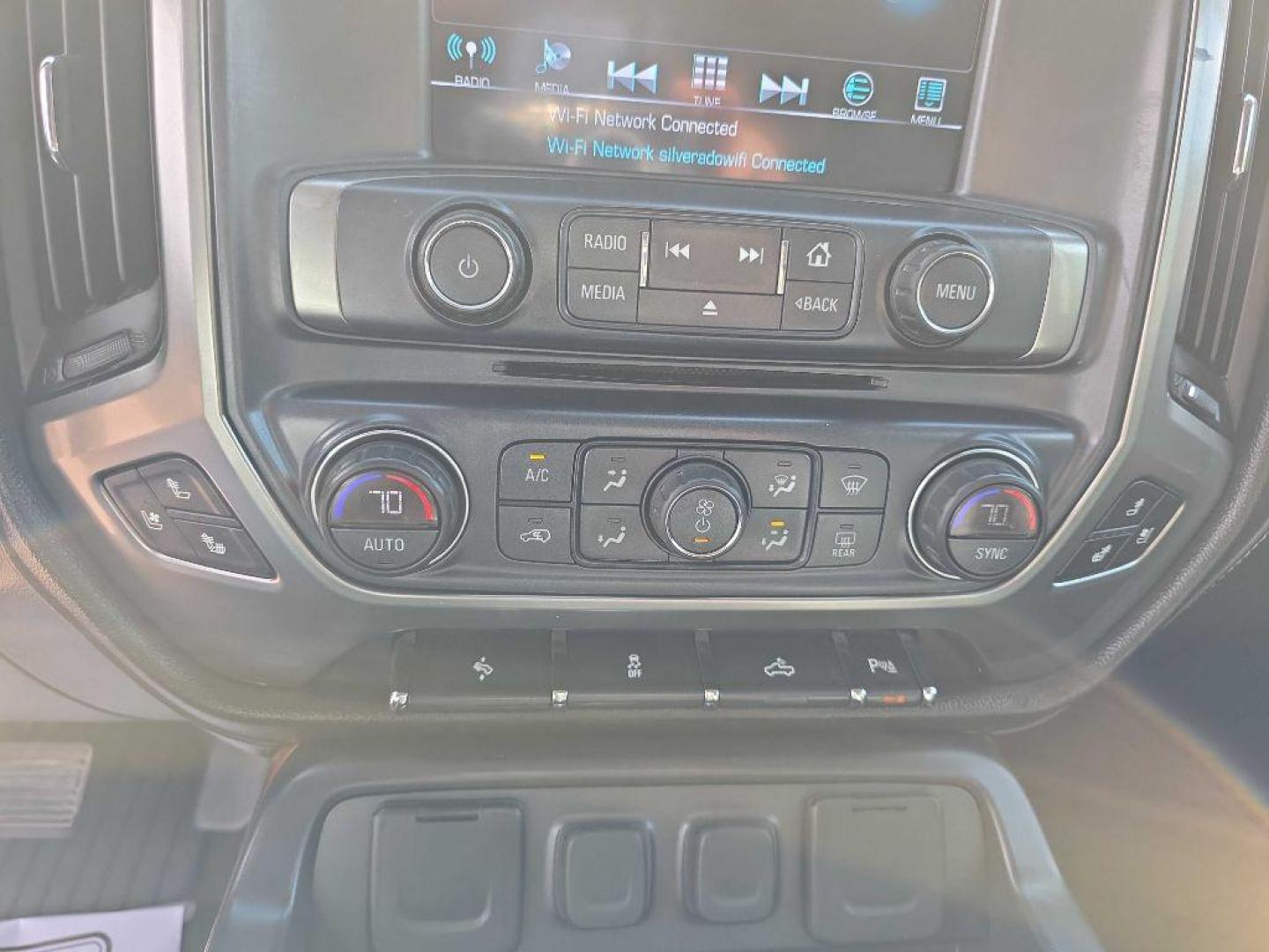 2018 WHITE CHEVROLET SILVERADO 2500 HEAVY DUTY LTZ (1GC1KWEG6JF) with an 6.0L engine, Automatic transmission, located at 495 Old Highway 20 West, South Sioux City, NE, 68776, (402) 494-2677, 42.458408, -96.443512 - Photo#12