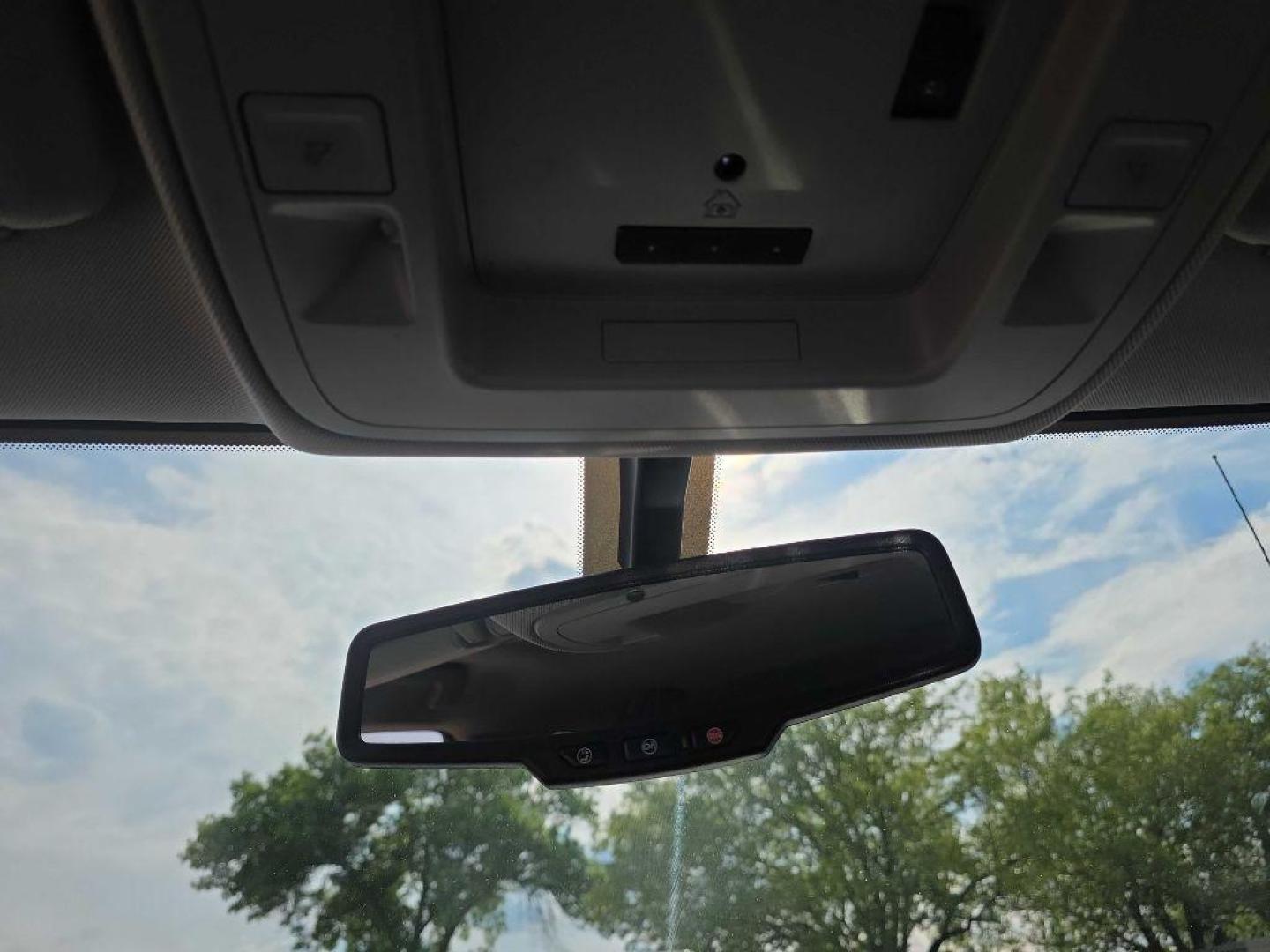 2018 WHITE CHEVROLET SILVERADO 2500 HEAVY DUTY LTZ (1GC1KWEG6JF) with an 6.0L engine, Automatic transmission, located at 495 Old Highway 20 West, South Sioux City, NE, 68776, (402) 494-2677, 42.458408, -96.443512 - Photo#17