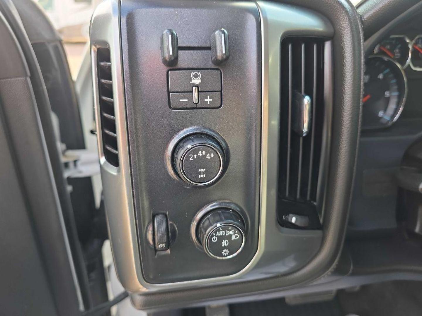2018 WHITE CHEVROLET SILVERADO 2500 HEAVY DUTY LTZ (1GC1KWEG6JF) with an 6.0L engine, Automatic transmission, located at 495 Old Highway 20 West, South Sioux City, NE, 68776, (402) 494-2677, 42.458408, -96.443512 - Photo#18