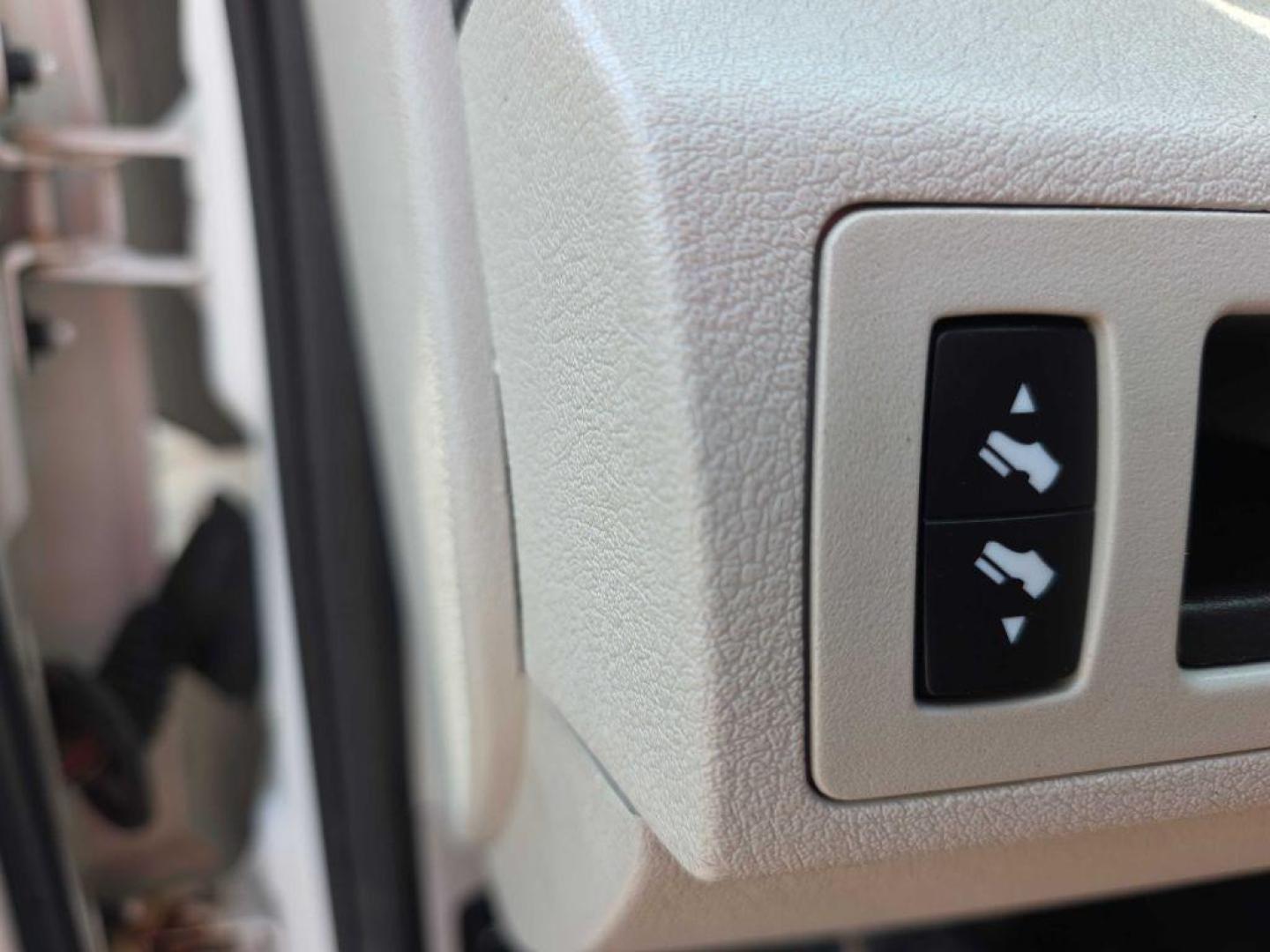 2008 WHITE JEEP GRAND CHEROKEE LIMITED (1J8HR58278C) with an 5.7L engine, Automatic transmission, located at 495 Old Highway 20 West, South Sioux City, NE, 68776, (402) 494-2677, 42.458408, -96.443512 - Photo#9