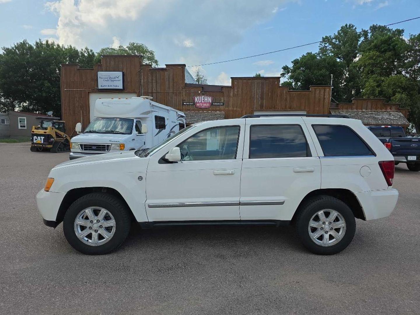 2008 WHITE JEEP GRAND CHEROKEE LIMITED (1J8HR58278C) with an 5.7L engine, Automatic transmission, located at 495 Old Highway 20 West, South Sioux City, NE, 68776, (402) 494-2677, 42.458408, -96.443512 - Photo#1