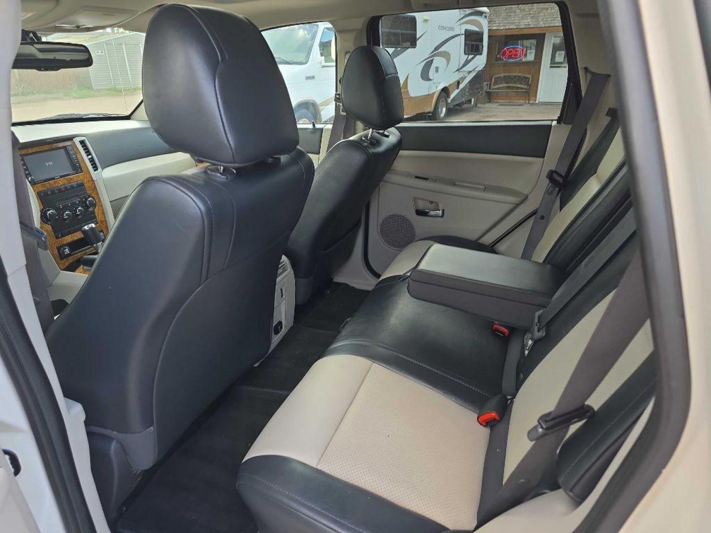 2008 WHITE JEEP GRAND CHEROKEE LIMITED (1J8HR58278C) with an 5.7L engine, Automatic transmission, located at 495 Old Highway 20 West, South Sioux City, NE, 68776, (402) 494-2677, 42.458408, -96.443512 - Photo#10