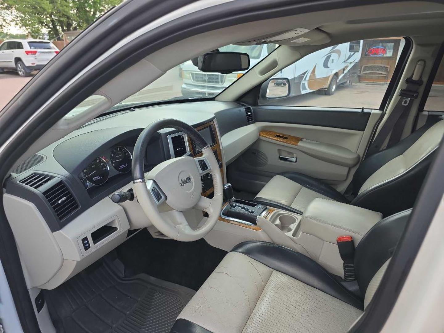 2008 WHITE JEEP GRAND CHEROKEE LIMITED (1J8HR58278C) with an 5.7L engine, Automatic transmission, located at 495 Old Highway 20 West, South Sioux City, NE, 68776, (402) 494-2677, 42.458408, -96.443512 - Photo#11