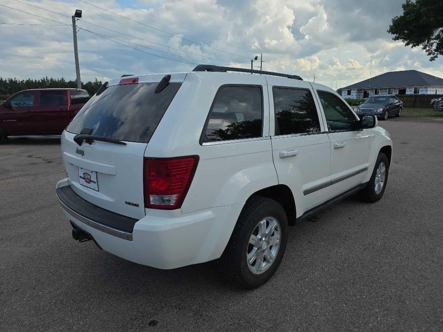 2008 WHITE JEEP GRAND CHEROKEE LIMITED (1J8HR58278C) with an 5.7L engine, Automatic transmission, located at 495 Old Highway 20 West, South Sioux City, NE, 68776, (402) 494-2677, 42.458408, -96.443512 - Photo#3