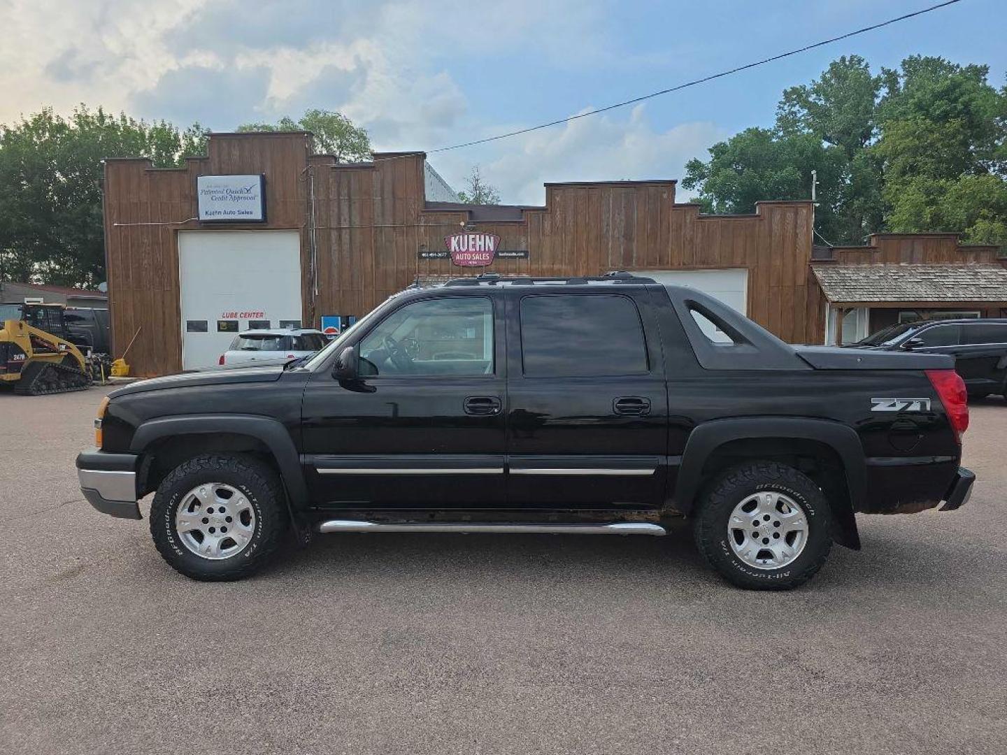 2005 BLACK CHEVROLET AVALANCHE 1500 (3GNEK12Z65G) with an 5.3L engine, Automatic transmission, located at 495 Old Highway 20 West, South Sioux City, NE, 68776, (402) 494-2677, 42.458408, -96.443512 - Photo#1
