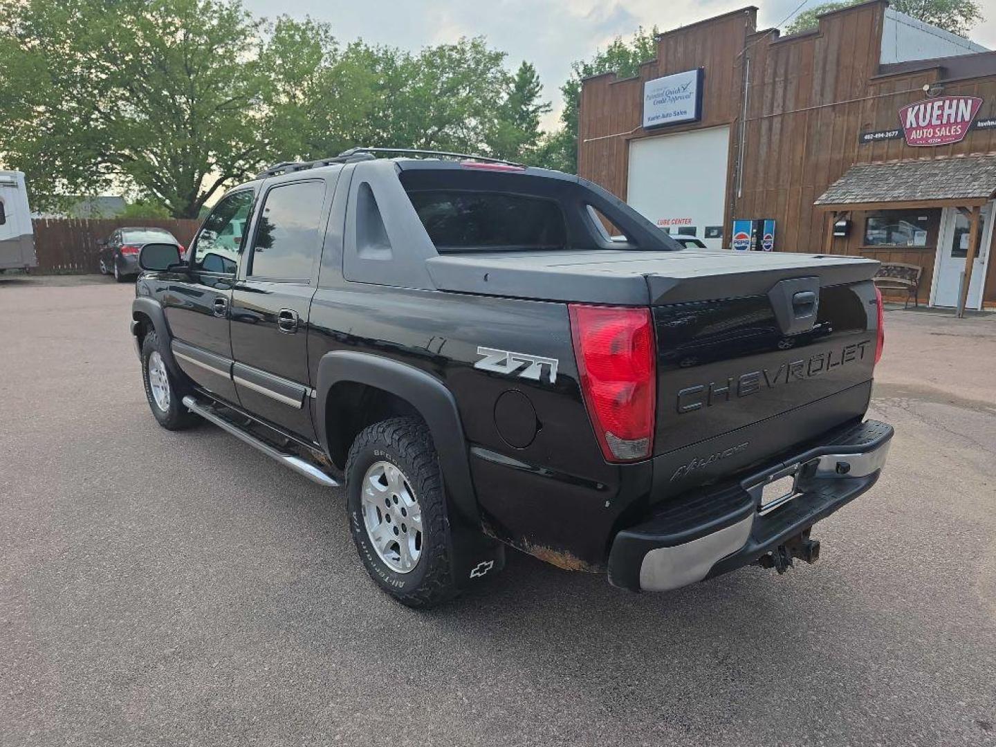 2005 BLACK CHEVROLET AVALANCHE 1500 (3GNEK12Z65G) with an 5.3L engine, Automatic transmission, located at 495 Old Highway 20 West, South Sioux City, NE, 68776, (402) 494-2677, 42.458408, -96.443512 - Photo#2