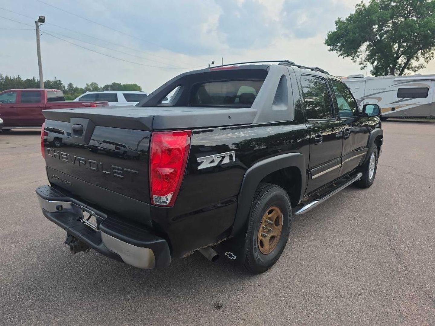 2005 BLACK CHEVROLET AVALANCHE 1500 (3GNEK12Z65G) with an 5.3L engine, Automatic transmission, located at 495 Old Highway 20 West, South Sioux City, NE, 68776, (402) 494-2677, 42.458408, -96.443512 - Photo#3