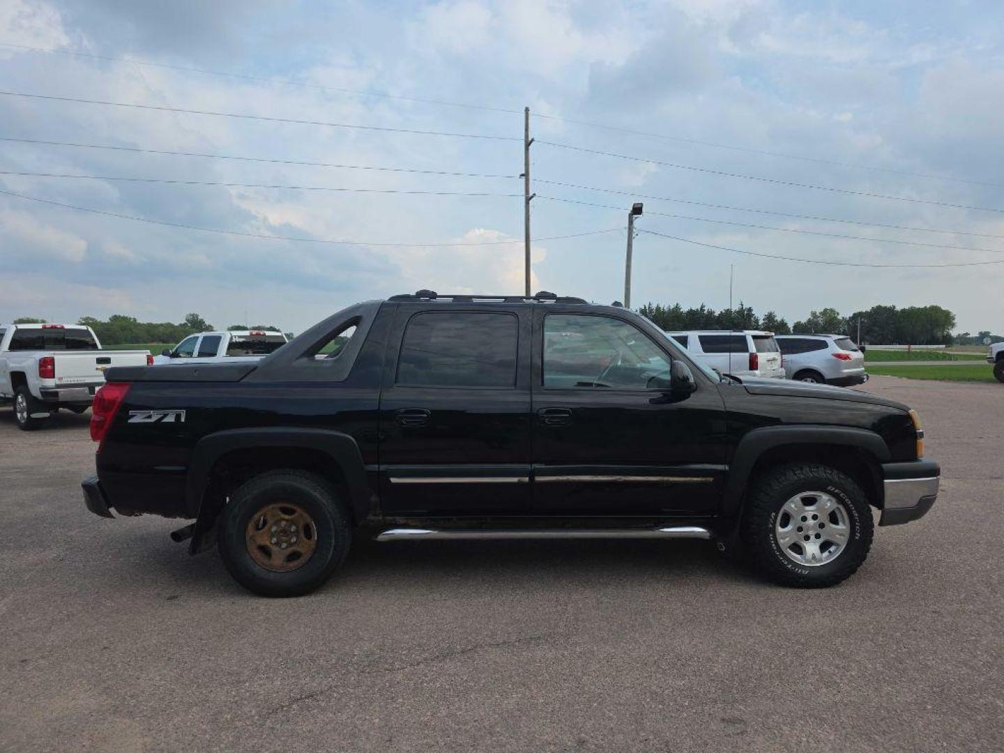 2005 BLACK CHEVROLET AVALANCHE 1500 (3GNEK12Z65G) with an 5.3L engine, Automatic transmission, located at 495 Old Highway 20 West, South Sioux City, NE, 68776, (402) 494-2677, 42.458408, -96.443512 - Photo#4