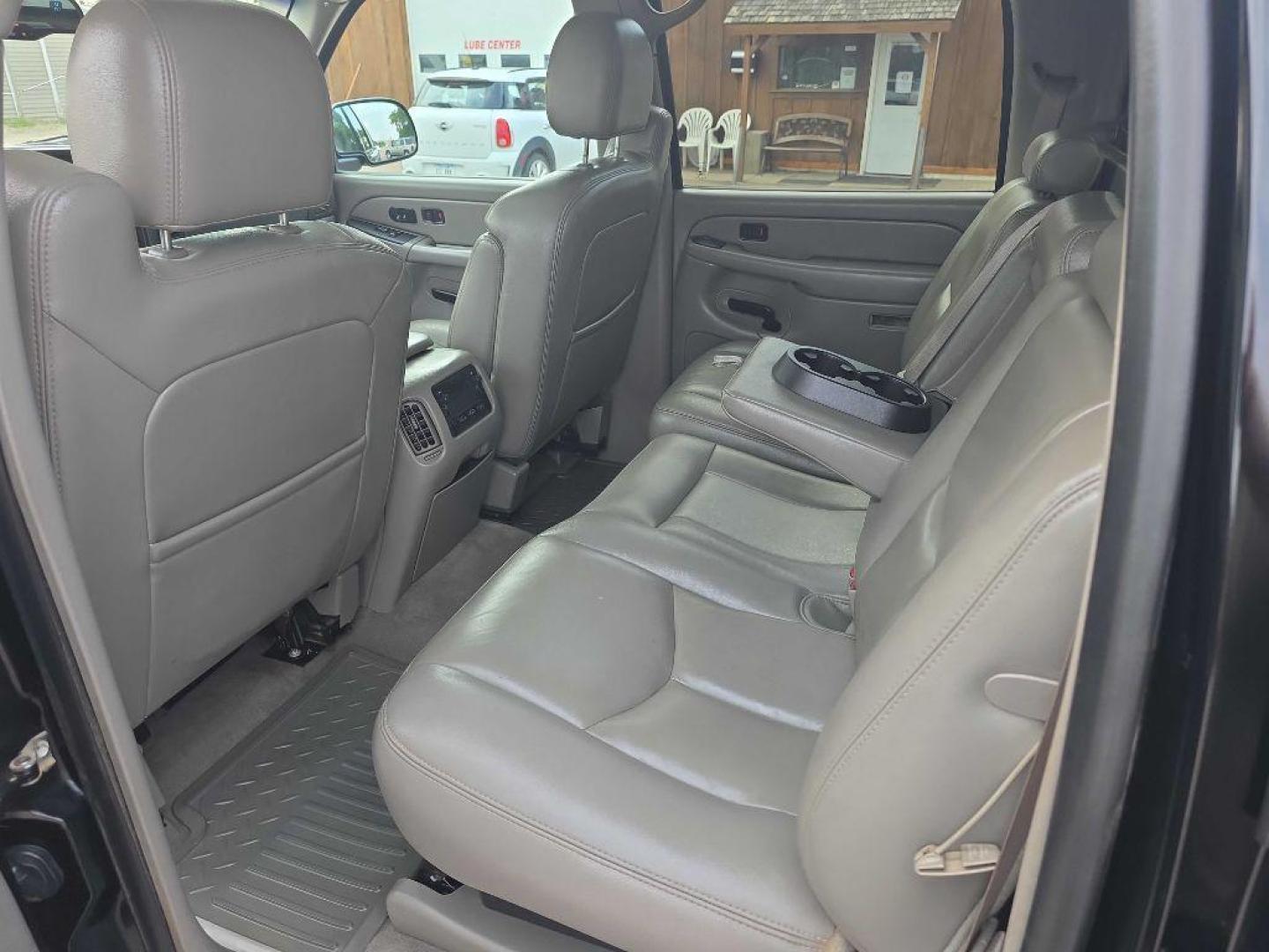 2005 BLACK CHEVROLET AVALANCHE 1500 (3GNEK12Z65G) with an 5.3L engine, Automatic transmission, located at 495 Old Highway 20 West, South Sioux City, NE, 68776, (402) 494-2677, 42.458408, -96.443512 - Photo#7