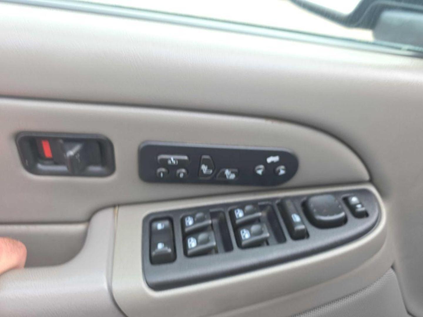 2005 BLACK CHEVROLET AVALANCHE 1500 (3GNEK12Z65G) with an 5.3L engine, Automatic transmission, located at 495 Old Highway 20 West, South Sioux City, NE, 68776, (402) 494-2677, 42.458408, -96.443512 - Photo#9