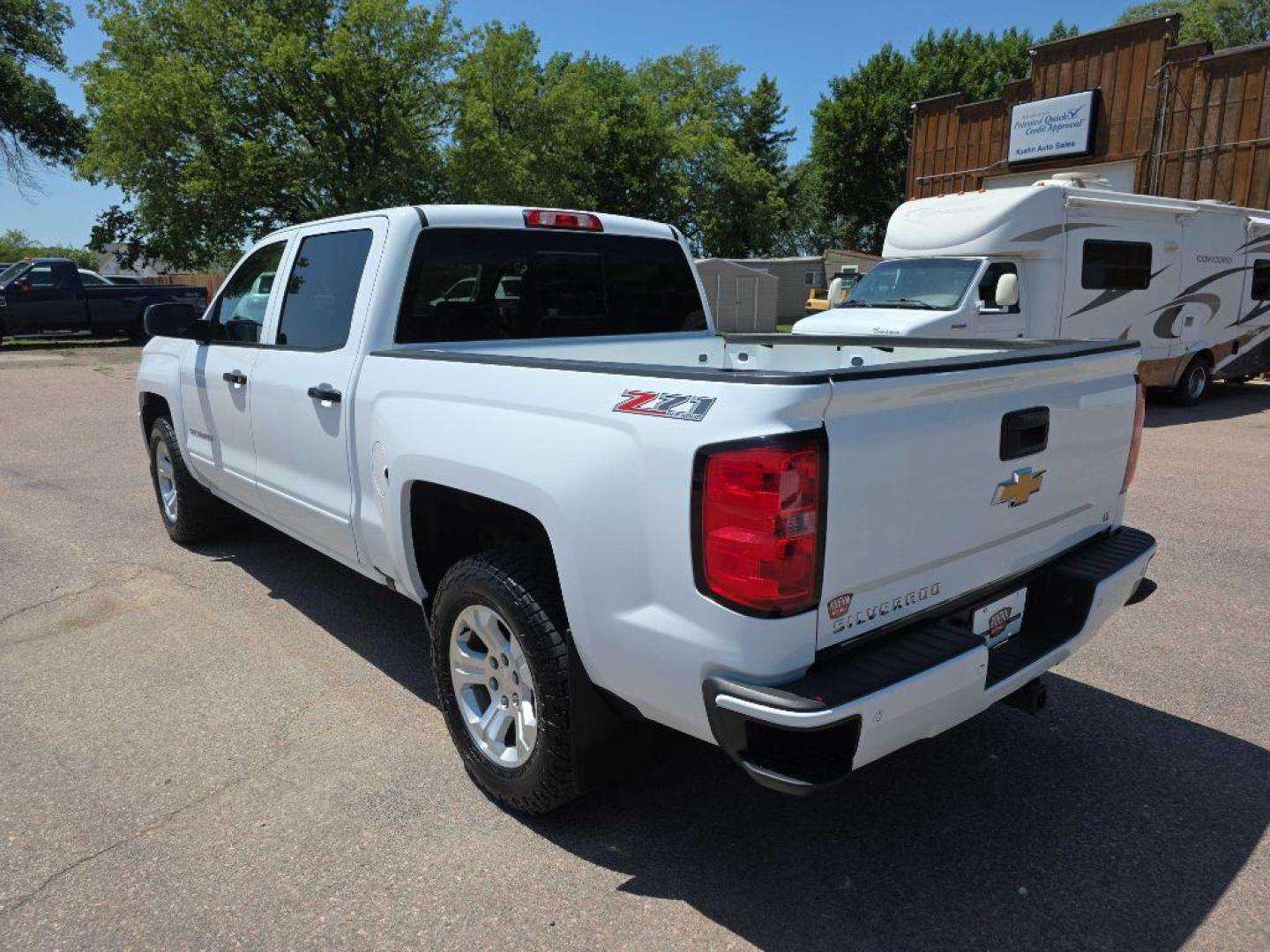 2017 WHITE CHEVROLET SILVERADO 1500 LT (3GCUKREC4HG) with an 5.3L engine, Automatic transmission, located at 495 Old Highway 20 West, South Sioux City, NE, 68776, (402) 494-2677, 42.458408, -96.443512 - Photo#2