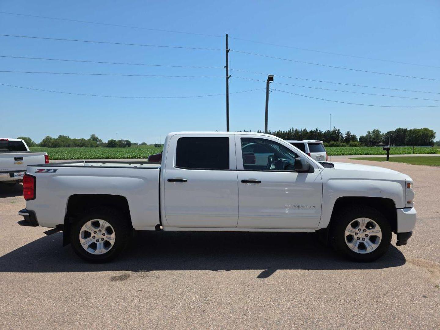 2017 WHITE CHEVROLET SILVERADO 1500 LT (3GCUKREC4HG) with an 5.3L engine, Automatic transmission, located at 495 Old Highway 20 West, South Sioux City, NE, 68776, (402) 494-2677, 42.458408, -96.443512 - Photo#4