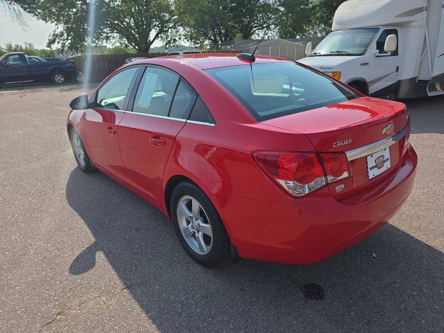 2016 RED CHEVROLET CRUZE LIMITED LT (1G1PE5SB1G7) with an 1.4L engine, Automatic transmission, located at 495 Old Highway 20 West, South Sioux City, NE, 68776, (402) 494-2677, 42.458408, -96.443512 - Photo#2