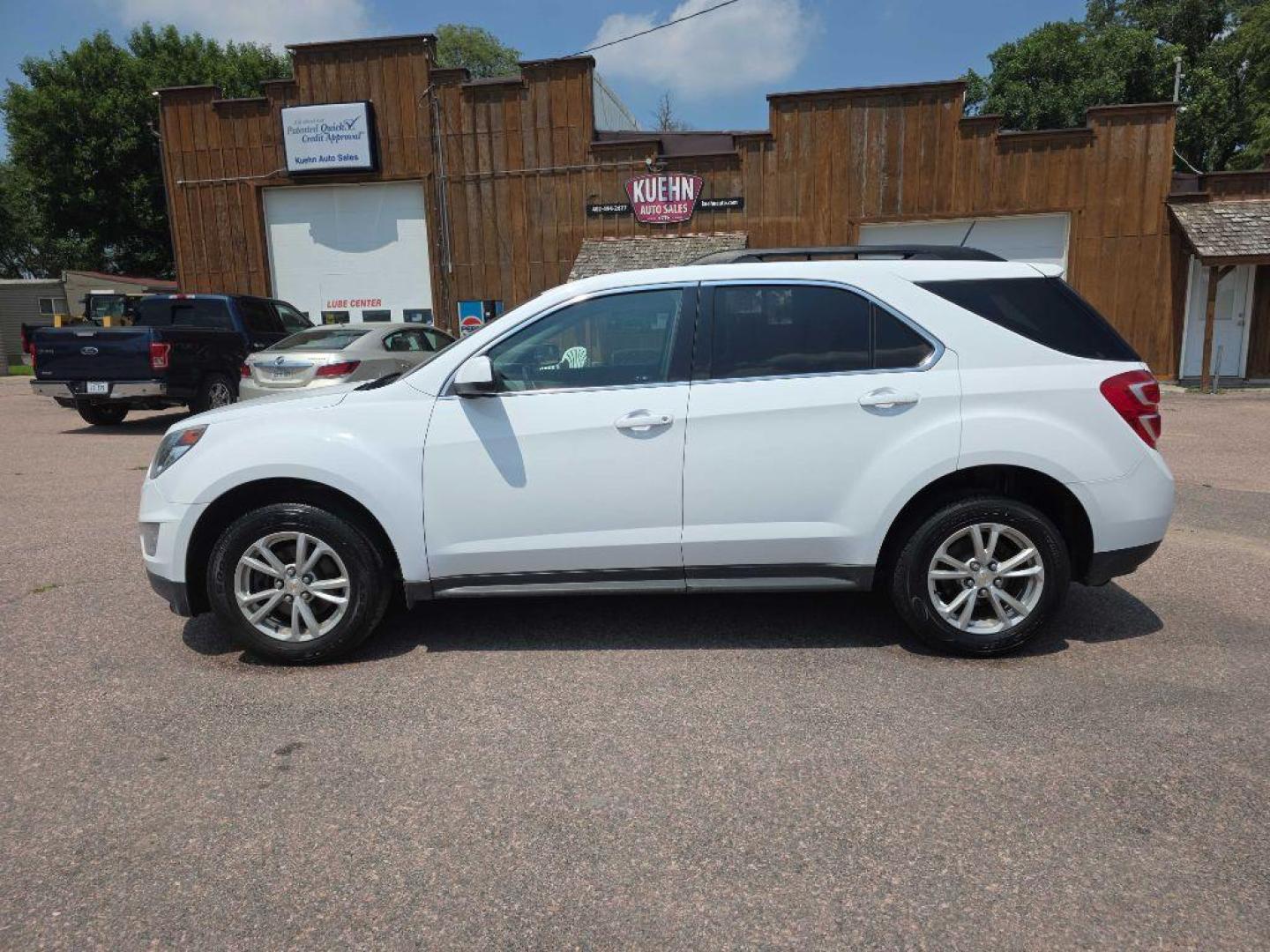 2017 WHITE CHEVROLET EQUINOX LT (2GNFLFEK5H6) with an 2.4L engine, Automatic transmission, located at 495 Old Highway 20 West, South Sioux City, NE, 68776, (402) 494-2677, 42.458408, -96.443512 - Photo#1