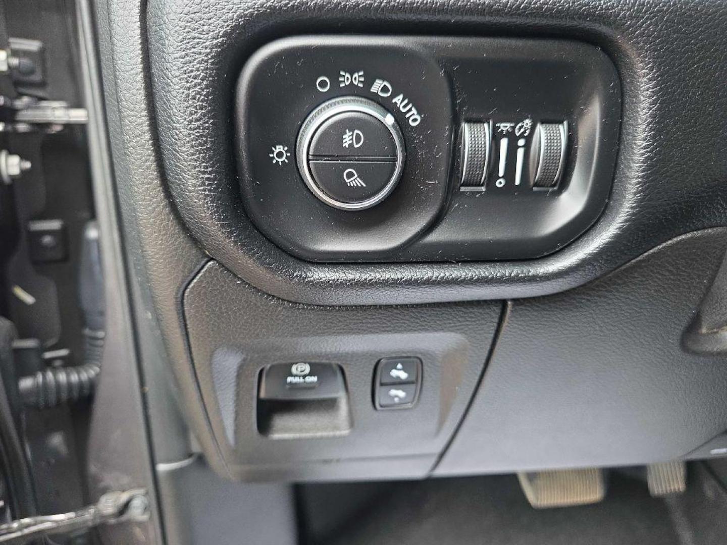 2019 GREY RAM 1500 LARAMIE (1C6SRFJT5KN) with an 5.7L engine, Automatic transmission, located at 495 Old Highway 20 West, South Sioux City, NE, 68776, (402) 494-2677, 42.458408, -96.443512 - Photo#10