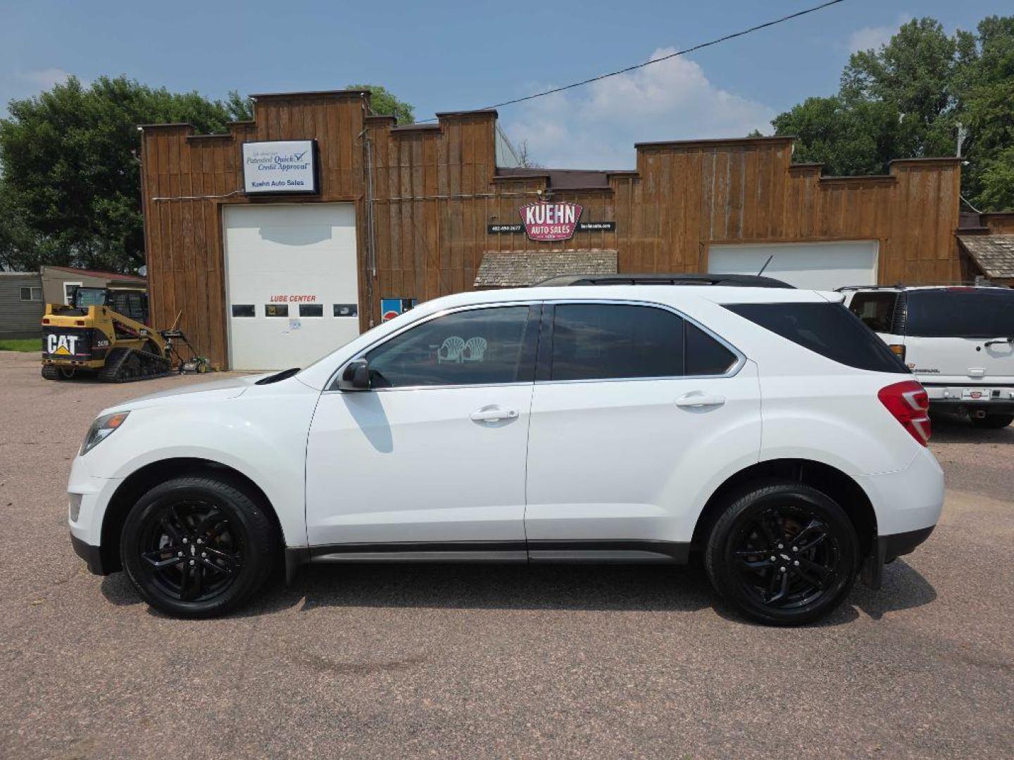 2017 WHITE CHEVROLET EQUINOX LT (2GNFLFEK1H6) with an 2.4L engine, Automatic transmission, located at 495 Old Highway 20 West, South Sioux City, NE, 68776, (402) 494-2677, 42.458408, -96.443512 - Photo#1