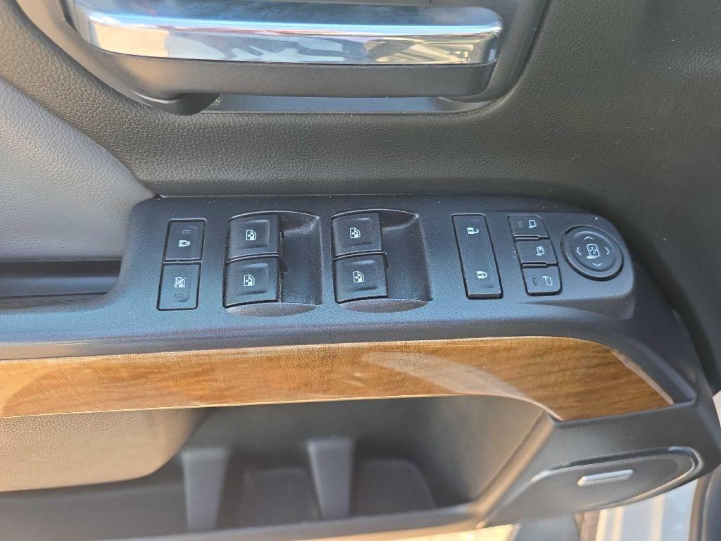 2015 WHITE CHEVROLET SILVERADO 1500 LTZ (3GCUKSEC6FG) with an 5.3L engine, Automatic transmission, located at 495 Old Highway 20 West, South Sioux City, NE, 68776, (402) 494-2677, 42.458408, -96.443512 - Photo#8