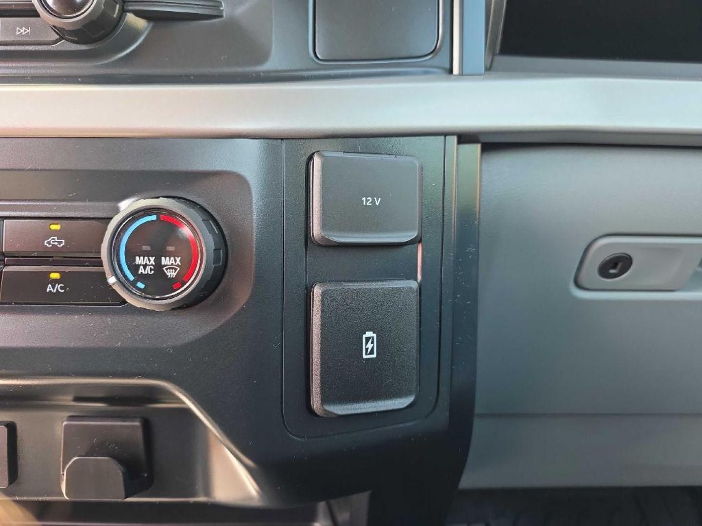 2023 WHITE FORD F150 (1FTMF1EP6PK) with an 2.7L engine, Automatic transmission, located at 495 Old Highway 20 West, South Sioux City, NE, 68776, (402) 494-2677, 42.458408, -96.443512 - Photo#19