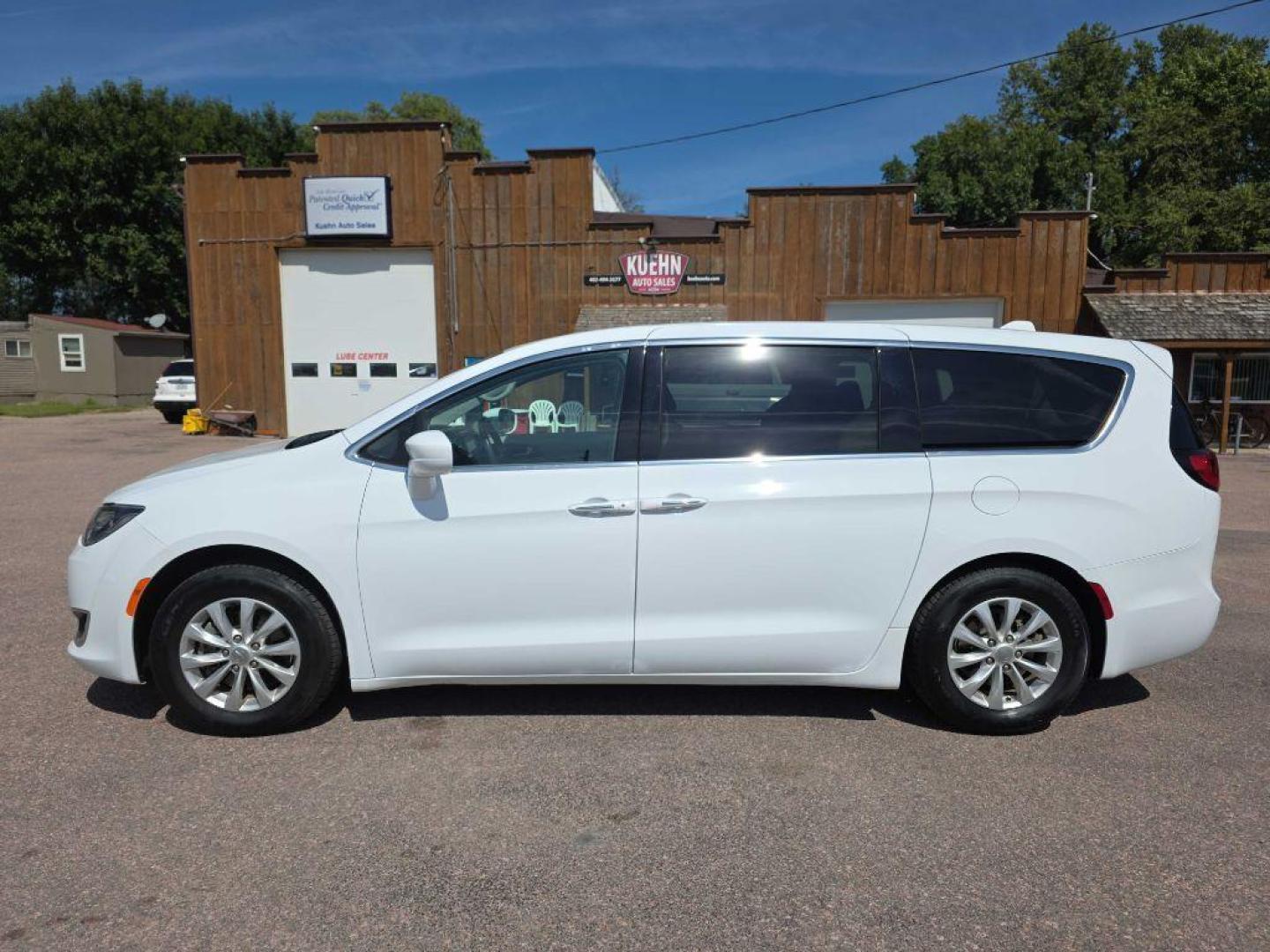 2018 WHITE CHRYSLER PACIFICA TOURING PLUS (2C4RC1FG6JR) with an 3.6L engine, Automatic transmission, located at 495 Old Highway 20 West, South Sioux City, NE, 68776, (402) 494-2677, 42.458408, -96.443512 - Photo#1
