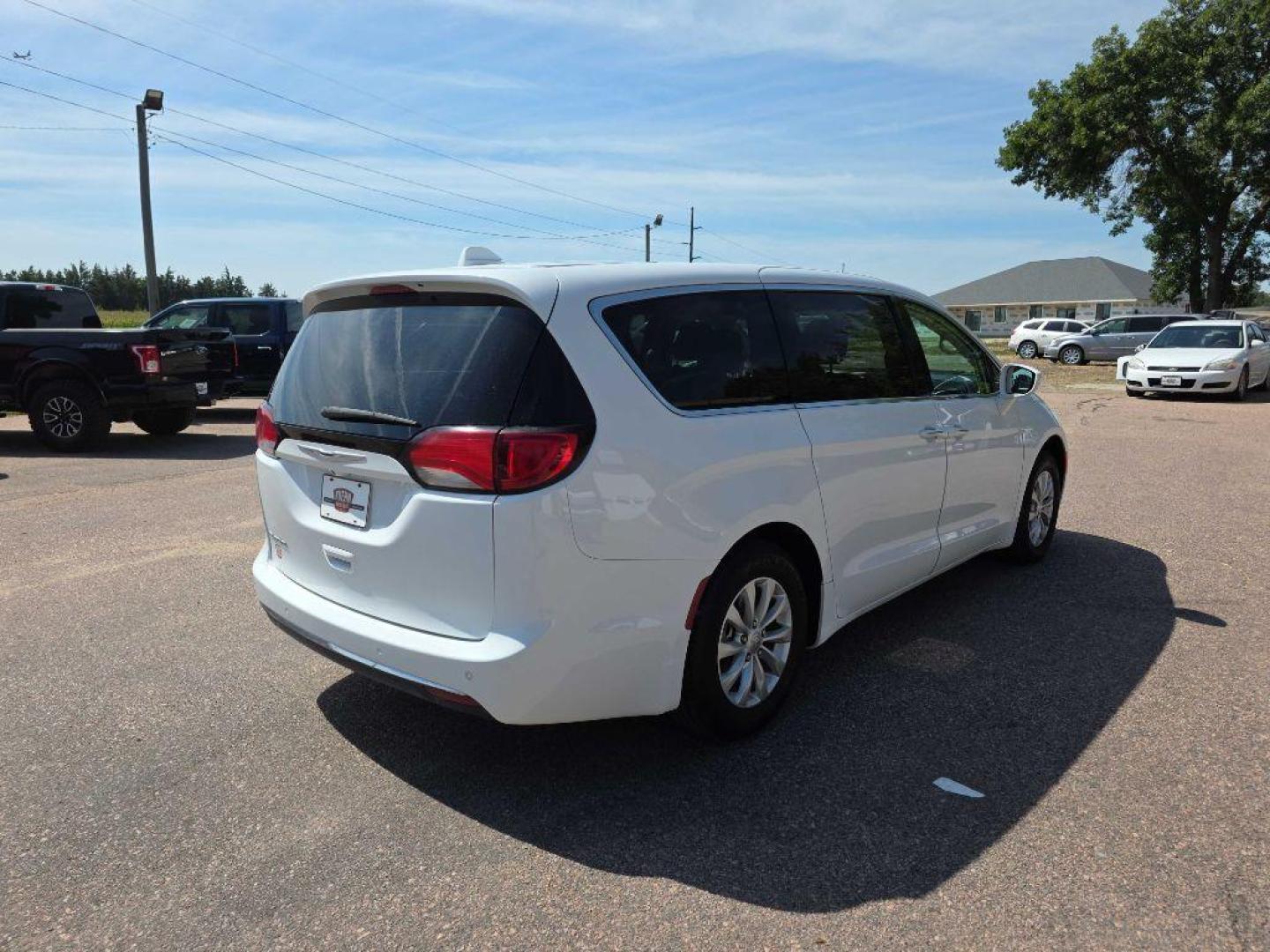 2018 WHITE CHRYSLER PACIFICA TOURING PLUS (2C4RC1FG6JR) with an 3.6L engine, Automatic transmission, located at 495 Old Highway 20 West, South Sioux City, NE, 68776, (402) 494-2677, 42.458408, -96.443512 - Photo#3