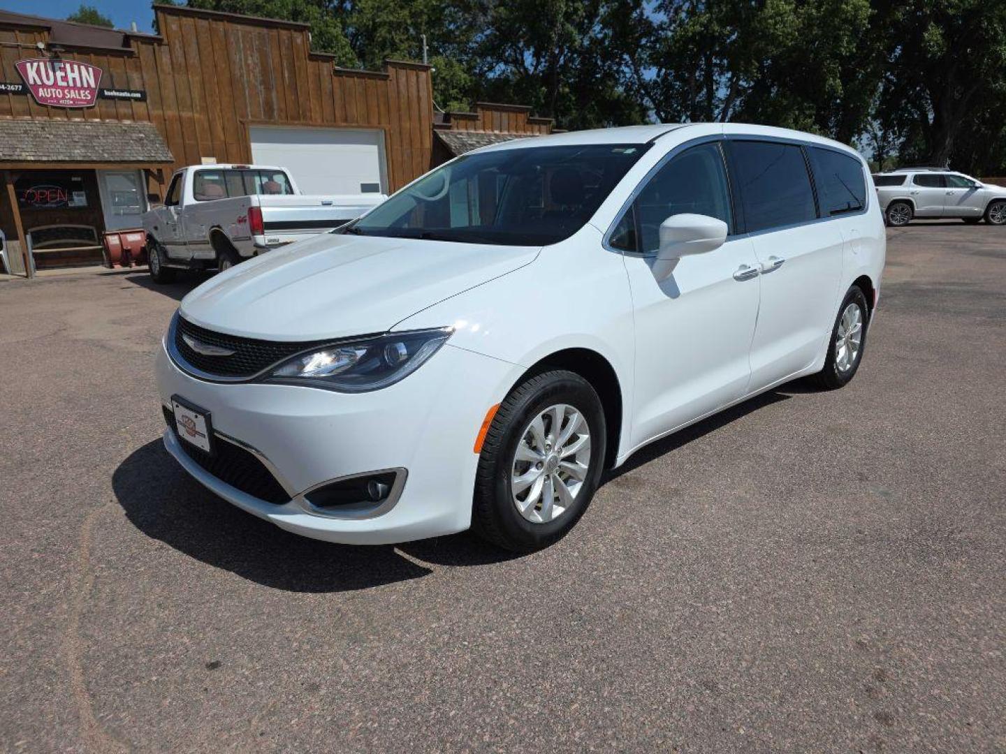 2018 WHITE CHRYSLER PACIFICA TOURING PLUS (2C4RC1FG6JR) with an 3.6L engine, Automatic transmission, located at 495 Old Highway 20 West, South Sioux City, NE, 68776, (402) 494-2677, 42.458408, -96.443512 - Photo#0