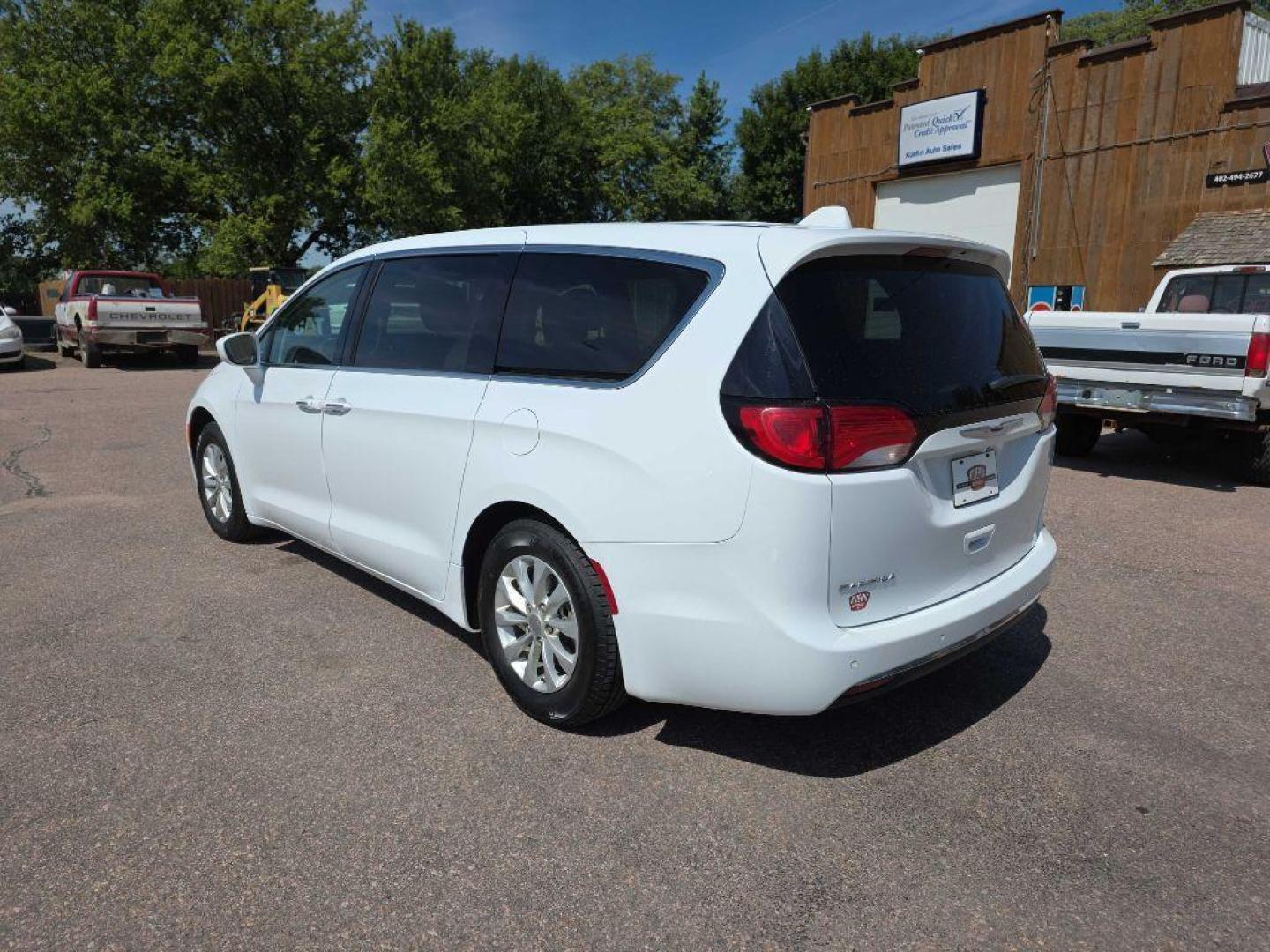 2018 WHITE CHRYSLER PACIFICA TOURING PLUS (2C4RC1FG6JR) with an 3.6L engine, Automatic transmission, located at 495 Old Highway 20 West, South Sioux City, NE, 68776, (402) 494-2677, 42.458408, -96.443512 - Photo#2