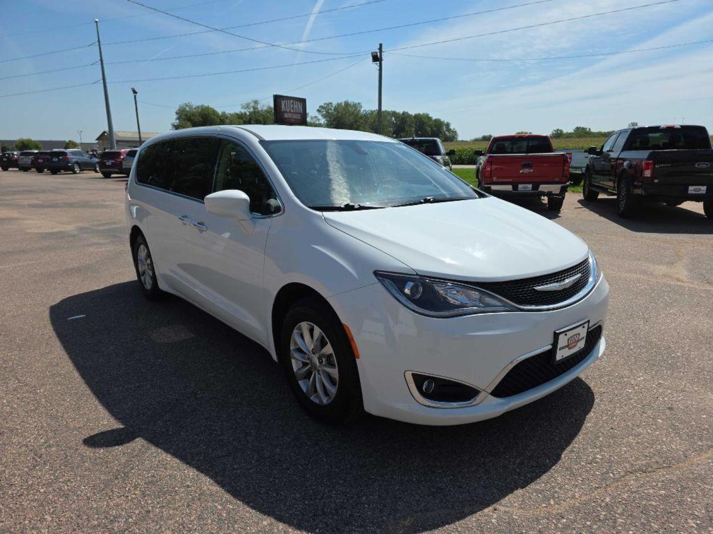 2018 WHITE CHRYSLER PACIFICA TOURING PLUS (2C4RC1FG6JR) with an 3.6L engine, Automatic transmission, located at 495 Old Highway 20 West, South Sioux City, NE, 68776, (402) 494-2677, 42.458408, -96.443512 - Photo#5