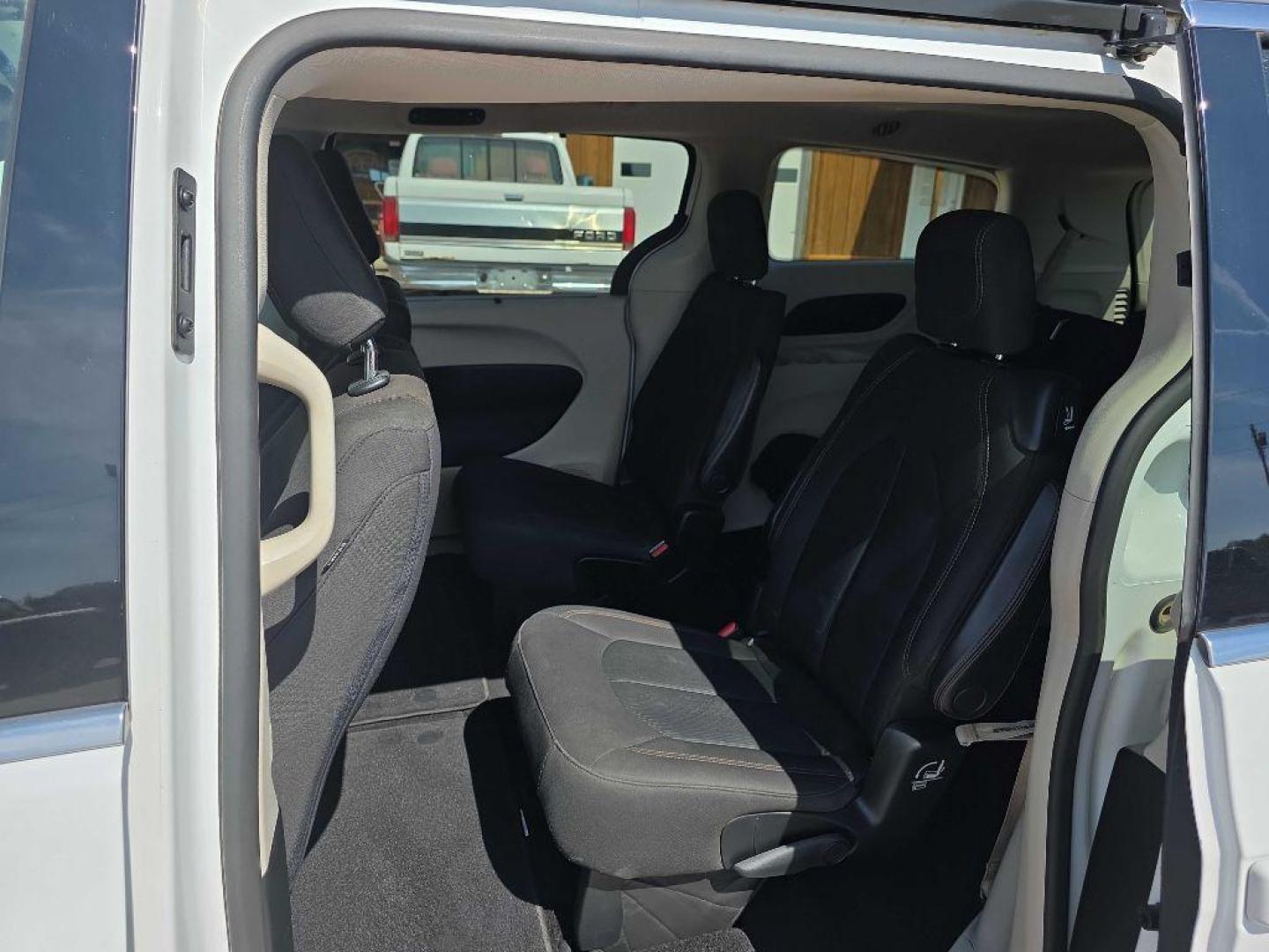 2018 WHITE CHRYSLER PACIFICA TOURING PLUS (2C4RC1FG6JR) with an 3.6L engine, Automatic transmission, located at 495 Old Highway 20 West, South Sioux City, NE, 68776, (402) 494-2677, 42.458408, -96.443512 - Photo#6