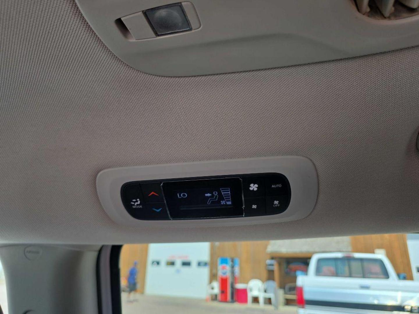 2018 WHITE CHRYSLER PACIFICA TOURING PLUS (2C4RC1FG6JR) with an 3.6L engine, Automatic transmission, located at 495 Old Highway 20 West, South Sioux City, NE, 68776, (402) 494-2677, 42.458408, -96.443512 - Photo#9