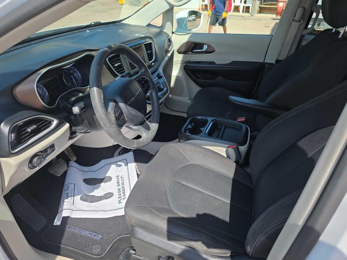 2018 WHITE CHRYSLER PACIFICA TOURING PLUS (2C4RC1FG6JR) with an 3.6L engine, Automatic transmission, located at 495 Old Highway 20 West, South Sioux City, NE, 68776, (402) 494-2677, 42.458408, -96.443512 - Photo#10