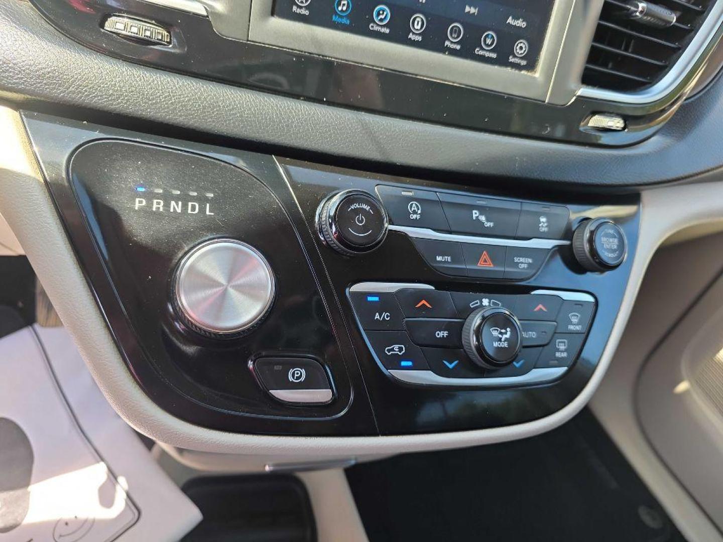 2018 WHITE CHRYSLER PACIFICA TOURING PLUS (2C4RC1FG6JR) with an 3.6L engine, Automatic transmission, located at 495 Old Highway 20 West, South Sioux City, NE, 68776, (402) 494-2677, 42.458408, -96.443512 - Photo#11