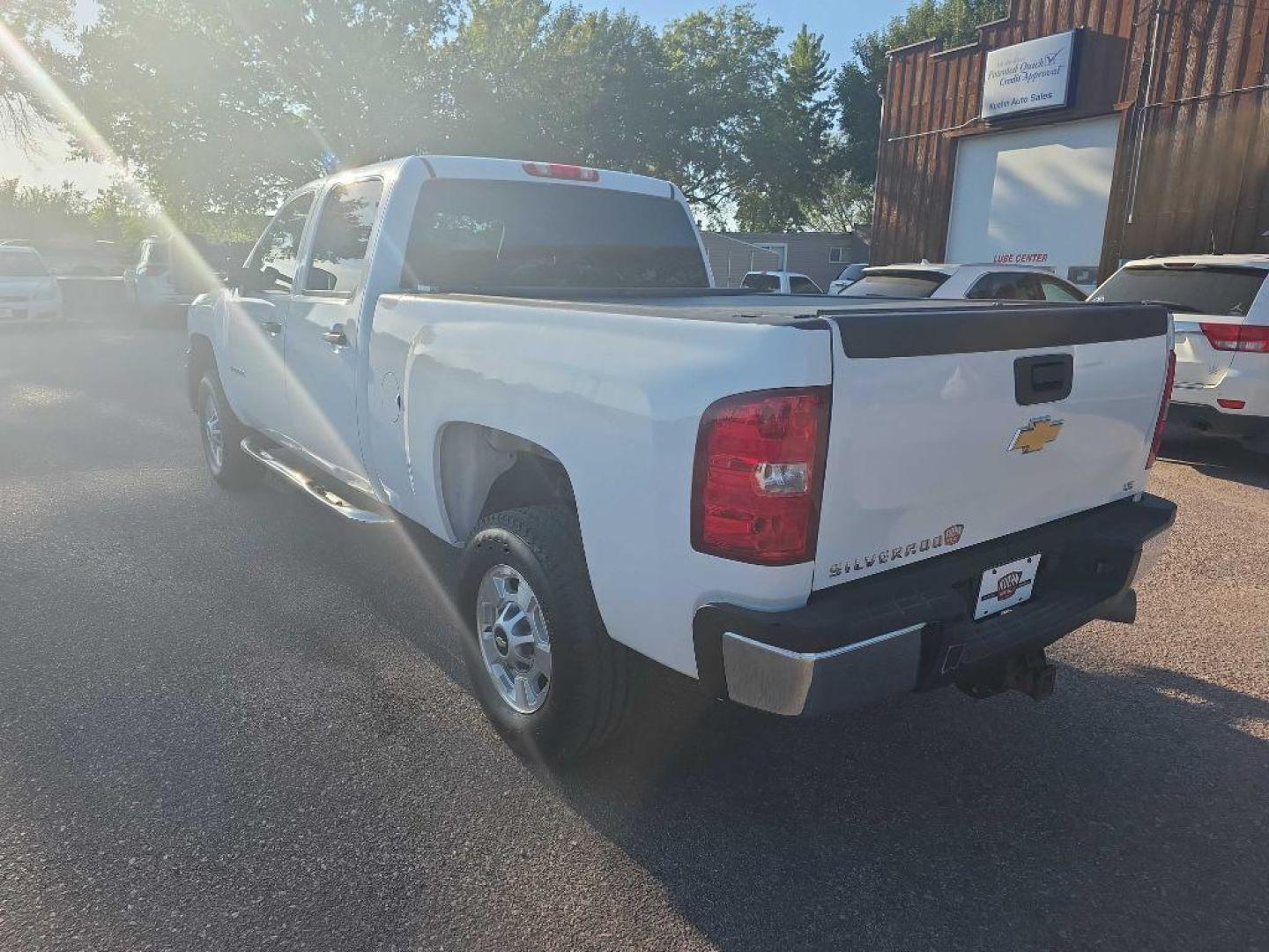 2011 WHITE CHEVROLET SILVERADO 2500 HEAVY DUTY (1GC1KVC81BF) with an 6.6L engine, Automatic transmission, located at 495 Old Highway 20 West, South Sioux City, NE, 68776, (402) 494-2677, 42.458408, -96.443512 - Photo#2