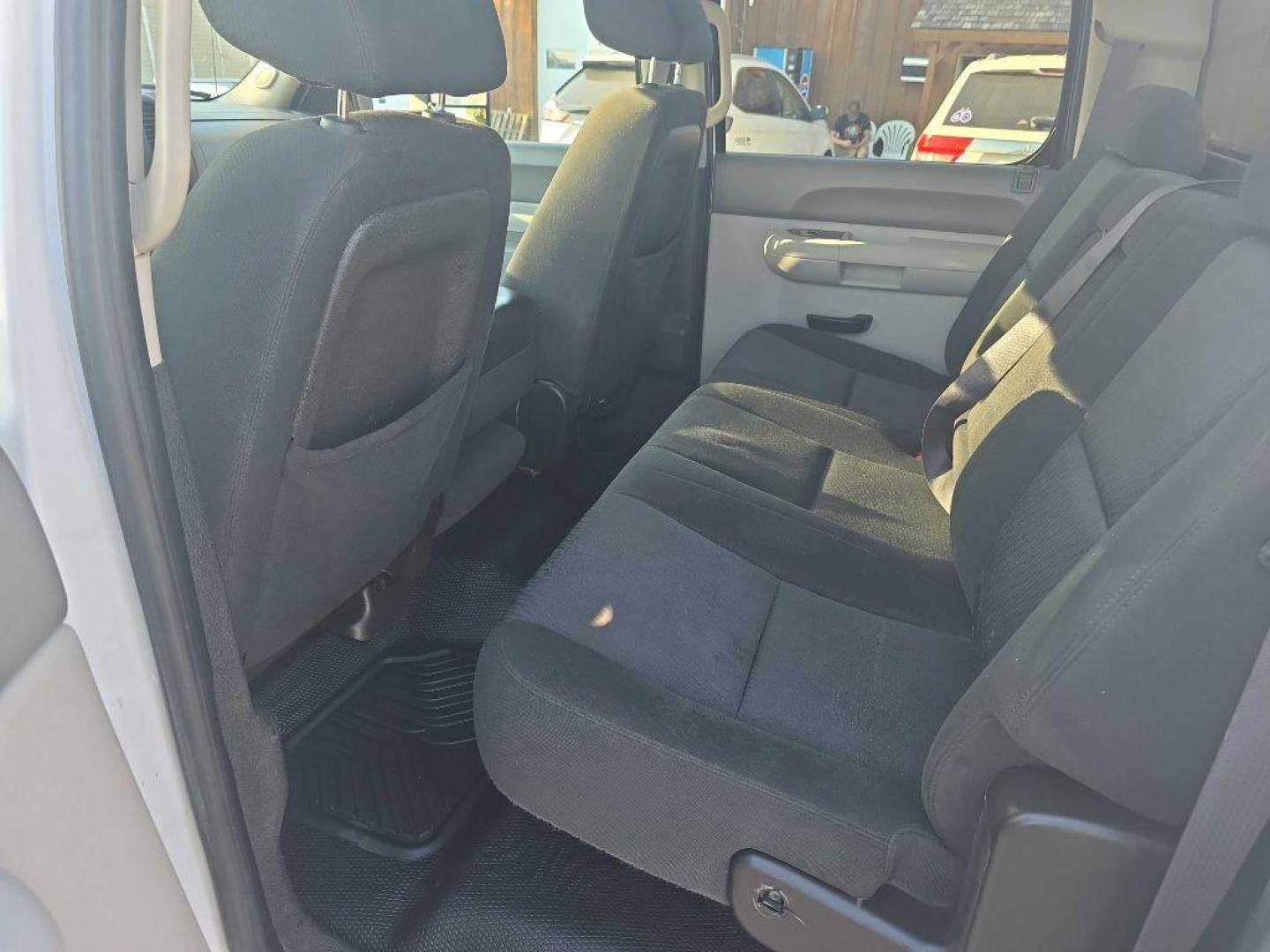 2011 WHITE CHEVROLET SILVERADO 2500 HEAVY DUTY (1GC1KVC81BF) with an 6.6L engine, Automatic transmission, located at 495 Old Highway 20 West, South Sioux City, NE, 68776, (402) 494-2677, 42.458408, -96.443512 - Photo#6