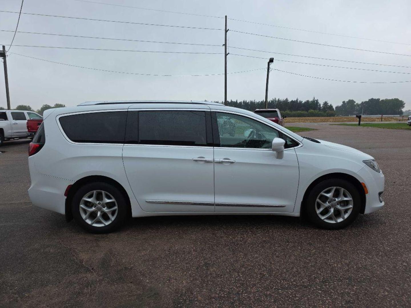 2017 WHITE CHRYSLER PACIFICA TOURING L PLUS (2C4RC1EG3HR) with an 3.6L engine, Automatic transmission, located at 495 Old Highway 20 West, South Sioux City, NE, 68776, (402) 494-2677, 42.458408, -96.443512 - Photo#4