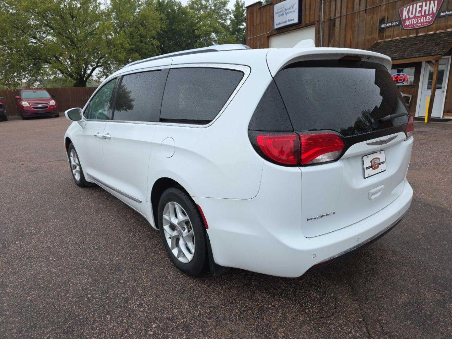 2017 WHITE CHRYSLER PACIFICA TOURING L PLUS (2C4RC1EG3HR) with an 3.6L engine, Automatic transmission, located at 495 Old Highway 20 West, South Sioux City, NE, 68776, (402) 494-2677, 42.458408, -96.443512 - Photo#2