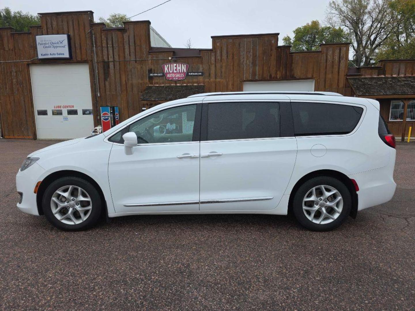 2017 WHITE CHRYSLER PACIFICA TOURING L PLUS (2C4RC1EG3HR) with an 3.6L engine, Automatic transmission, located at 495 Old Highway 20 West, South Sioux City, NE, 68776, (402) 494-2677, 42.458408, -96.443512 - Photo#1