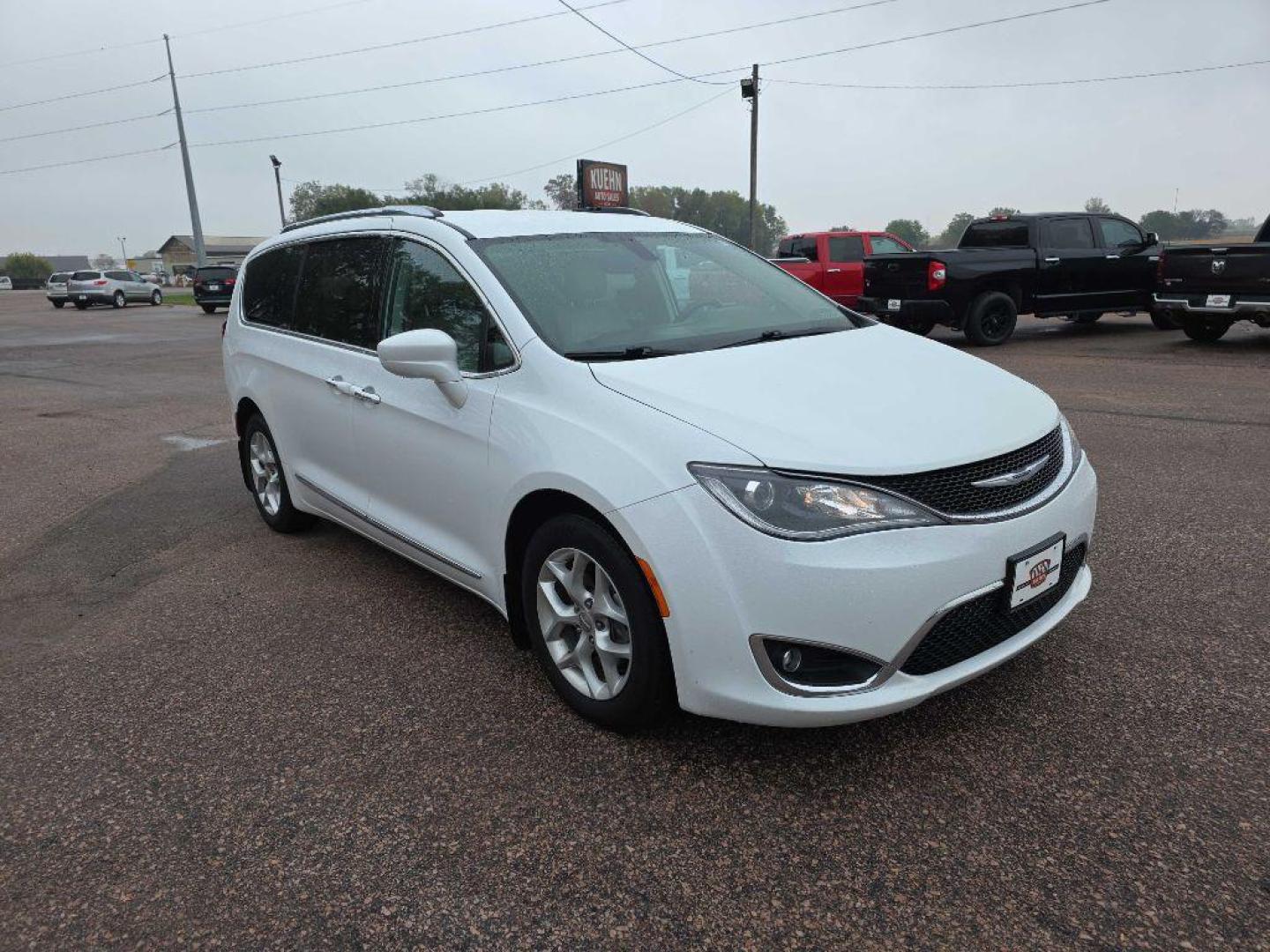 2017 WHITE CHRYSLER PACIFICA TOURING L PLUS (2C4RC1EG3HR) with an 3.6L engine, Automatic transmission, located at 495 Old Highway 20 West, South Sioux City, NE, 68776, (402) 494-2677, 42.458408, -96.443512 - Photo#5