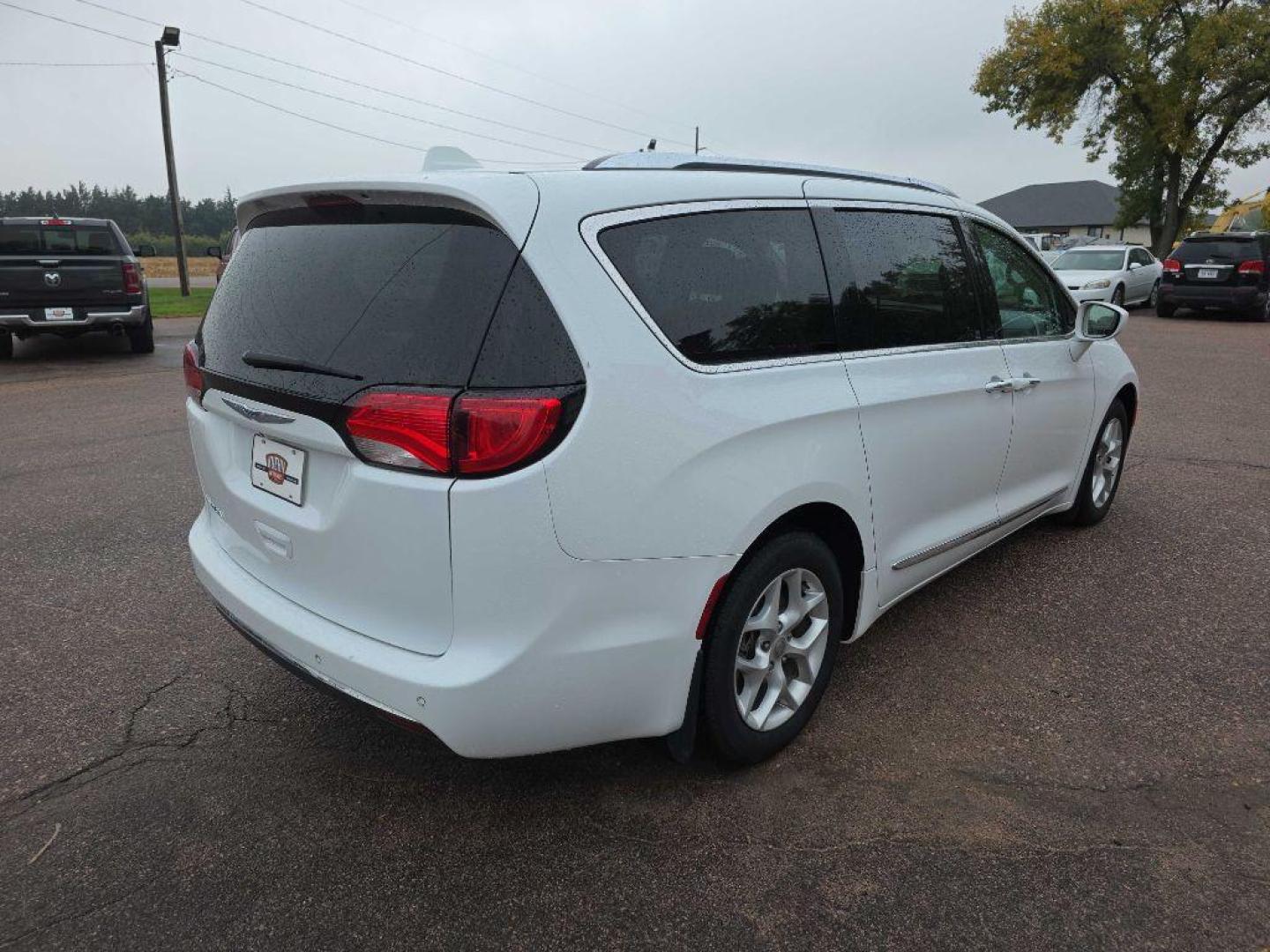 2017 WHITE CHRYSLER PACIFICA TOURING L PLUS (2C4RC1EG3HR) with an 3.6L engine, Automatic transmission, located at 495 Old Highway 20 West, South Sioux City, NE, 68776, (402) 494-2677, 42.458408, -96.443512 - Photo#3