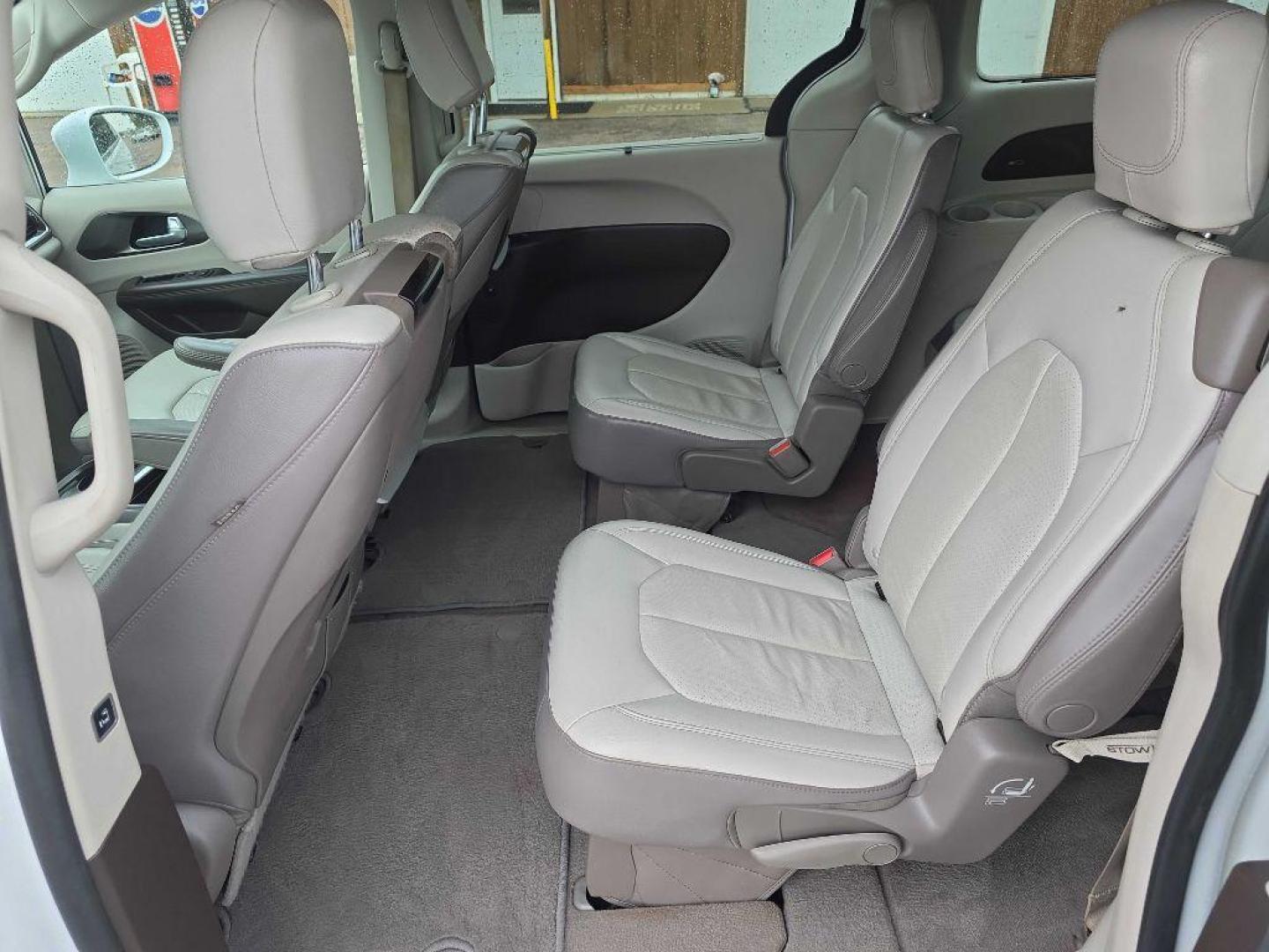 2017 WHITE CHRYSLER PACIFICA TOURING L PLUS (2C4RC1EG3HR) with an 3.6L engine, Automatic transmission, located at 495 Old Highway 20 West, South Sioux City, NE, 68776, (402) 494-2677, 42.458408, -96.443512 - Photo#7