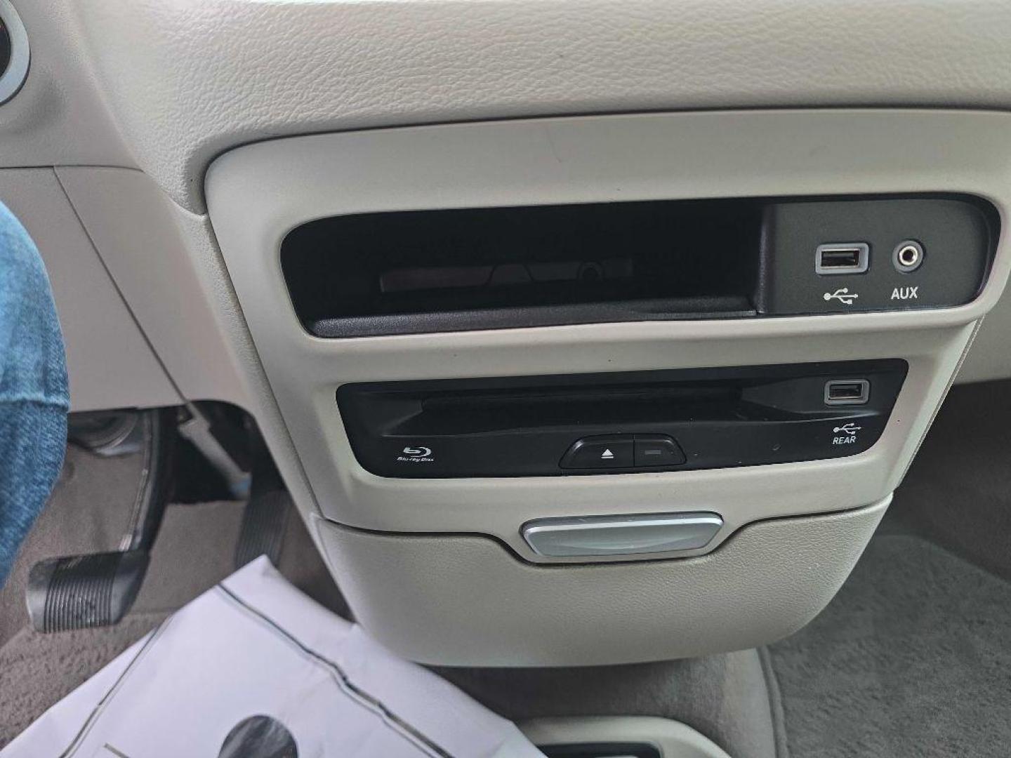 2017 WHITE CHRYSLER PACIFICA TOURING L PLUS (2C4RC1EG3HR) with an 3.6L engine, Automatic transmission, located at 495 Old Highway 20 West, South Sioux City, NE, 68776, (402) 494-2677, 42.458408, -96.443512 - Photo#17