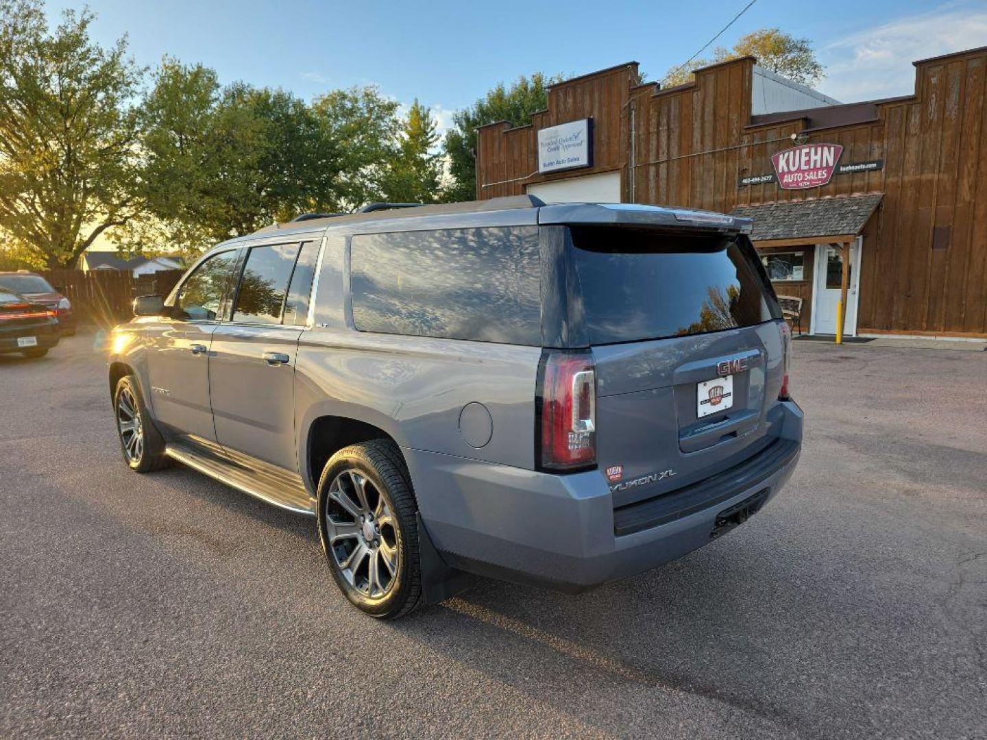 2015 BLUE GMC YUKON XL 1500 SLT (1GKS2HKC9FR) with an 5.3L engine, Automatic transmission, located at 495 Old Highway 20 West, South Sioux City, NE, 68776, (402) 494-2677, 42.458408, -96.443512 - Photo#2