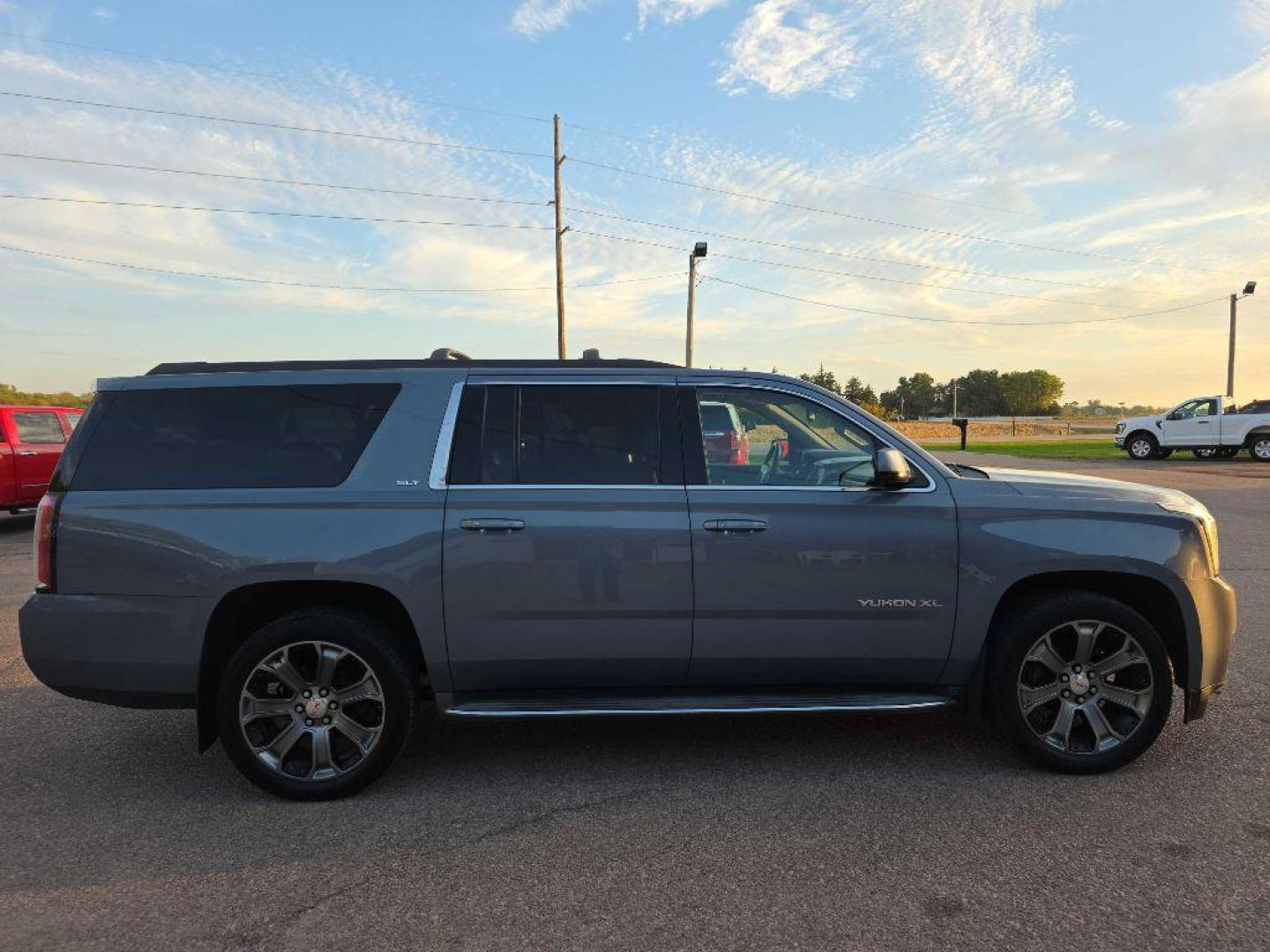 2015 BLUE GMC YUKON XL 1500 SLT (1GKS2HKC9FR) with an 5.3L engine, Automatic transmission, located at 495 Old Highway 20 West, South Sioux City, NE, 68776, (402) 494-2677, 42.458408, -96.443512 - Photo#3
