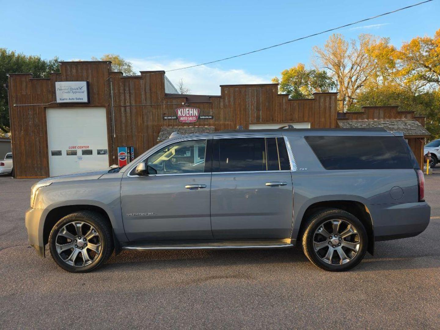 2015 BLUE GMC YUKON XL 1500 SLT (1GKS2HKC9FR) with an 5.3L engine, Automatic transmission, located at 495 Old Highway 20 West, South Sioux City, NE, 68776, (402) 494-2677, 42.458408, -96.443512 - Photo#4