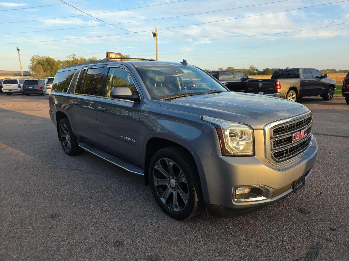 2015 BLUE GMC YUKON XL 1500 SLT (1GKS2HKC9FR) with an 5.3L engine, Automatic transmission, located at 495 Old Highway 20 West, South Sioux City, NE, 68776, (402) 494-2677, 42.458408, -96.443512 - Photo#5