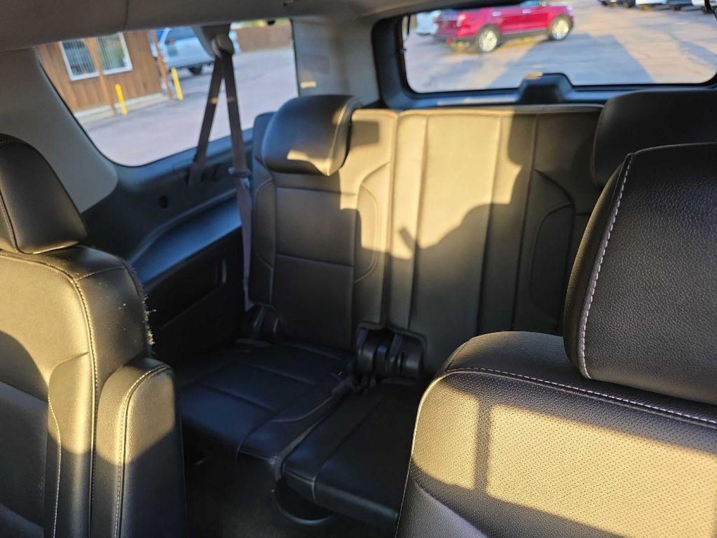 2015 BLUE GMC YUKON XL 1500 SLT (1GKS2HKC9FR) with an 5.3L engine, Automatic transmission, located at 495 Old Highway 20 West, South Sioux City, NE, 68776, (402) 494-2677, 42.458408, -96.443512 - Photo#6