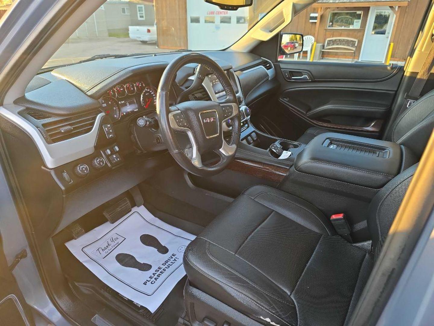 2015 BLUE GMC YUKON XL 1500 SLT (1GKS2HKC9FR) with an 5.3L engine, Automatic transmission, located at 495 Old Highway 20 West, South Sioux City, NE, 68776, (402) 494-2677, 42.458408, -96.443512 - Photo#10