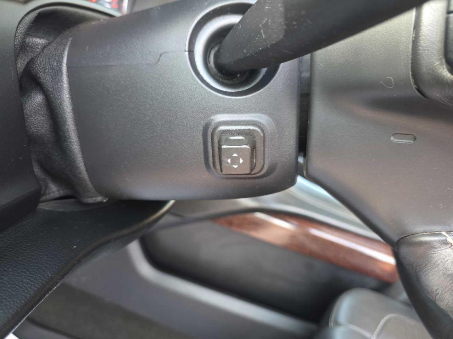 2015 BLUE GMC YUKON XL 1500 SLT (1GKS2HKC9FR) with an 5.3L engine, Automatic transmission, located at 495 Old Highway 20 West, South Sioux City, NE, 68776, (402) 494-2677, 42.458408, -96.443512 - Photo#12
