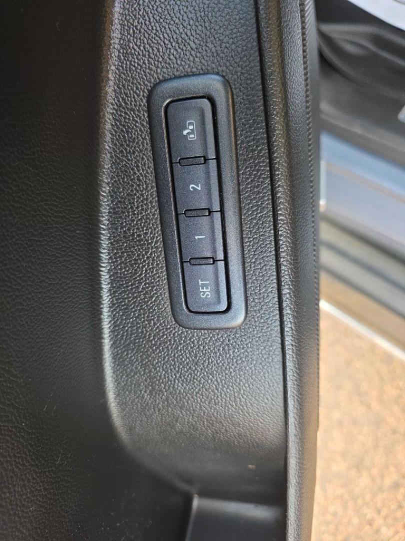 2015 BLUE GMC YUKON XL 1500 SLT (1GKS2HKC9FR) with an 5.3L engine, Automatic transmission, located at 495 Old Highway 20 West, South Sioux City, NE, 68776, (402) 494-2677, 42.458408, -96.443512 - Photo#15