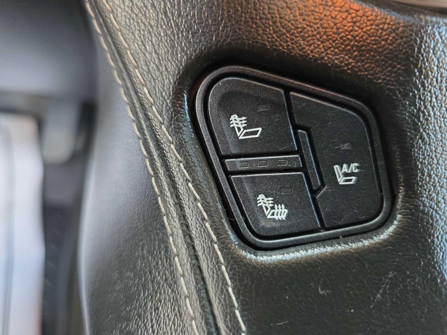 2015 BLUE GMC YUKON XL 1500 SLT (1GKS2HKC9FR) with an 5.3L engine, Automatic transmission, located at 495 Old Highway 20 West, South Sioux City, NE, 68776, (402) 494-2677, 42.458408, -96.443512 - Photo#17